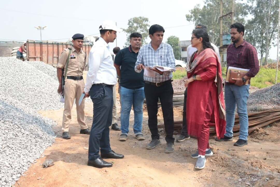 कलेक्टर और सीईओ ने निर्माणाधीन कलेक्टर कार्यालय, जिला पंचायत भवन, आंगनबाड़ी केंद्र आदि का किया औचक निरीक्षण
निर्माणाधीन कलेक्टर कार्यालय सहित अन्य निर्माण कार्यो का गुणवत्तापूर्ण और तेजी से निर्माण कार्य कराए जाने के दिए निर्देश
#जिला_पंचायत
#Saktidist
#sakti