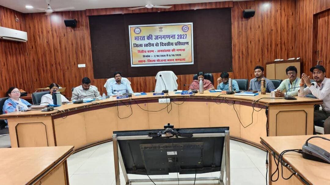 जनगणना 2027 के द्वितीय चरण के लिए दो दिवसीय प्रशिक्षण संपन्न
जनगणना 2027 के द्वितीय चरण में जनसंख्या गणना के लिए 7 से 8 अक्टूबर तक आयोजित जिला स्तरीय दो दिवसीय प्रशिक्षण संपन्न हुआ। द्वितीय दिवस जिला जनगणना अधिकारी एवं डिप्टी कलेक्टर श्रीमती क्षमा सराफ की उपस्थिति में आयोजित हुआ। इसमें ग्रामीण एवं नगरीय क्षेत्रों के चार्ज अधिकारी, तहसीलदार, नायब तहसीलदार, मुख्य नगरपालिका अधिकारी, जनगणना लिपिक एवं तकनीकी सहायक उपस्थित रहे।
प्रशिक्षण में सीएमएमएस पोर्टल, पीई एप्लीकेशन एवं स्व-गणना पोर्टल के उपयोग तथा अधिकारियों के दायित्वों की जानकारी दी गई। जनसंख्या गणना जनवरी-फरवरी 2027 में होगी, जबकि बेघरों की गणना 28 फरवरी 2027 को की जाएगी। जनगणना की संदर्भ तिथि 1 मार्च 2027 निर्धारित है। प्रशिक्षण जनगणना निदेशालय भोपाल के श्री संजय सोनी एवं श्री जयदीप नंदनवार द्वारा दिया गया।
Jansampark Madhya Pradesh
CM Madhya Pradesh
#mandla