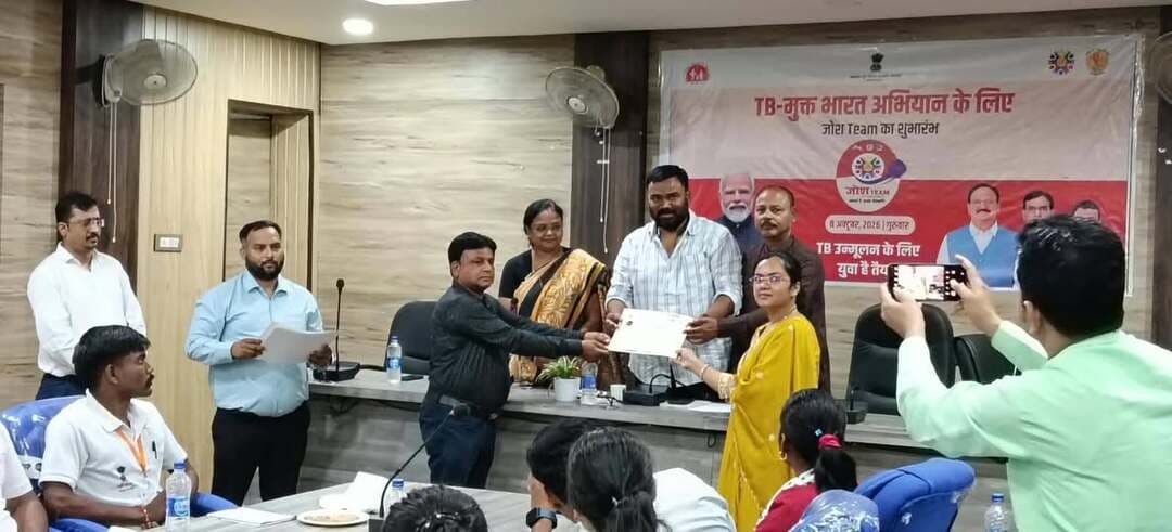 टीबी उन्मूलन की दिशा में मण्डला की नई पहल, ‘जोश’ टीम का हुआ शुभारंभ
वर्ष 2025 में टीबी मुक्त घोषित ग्राम पंचायतों के सरपंच एवं सचिव सम्मानित
राष्ट्रीय क्षय उन्मूलन कार्यक्रम के अंतर्गत जिला क्षय केन्द्र मण्डला द्वारा जिला पंचायत सभागार में ‘जोश’ अर्थात टीबी मुक्त भारत टीम का शुभारंभ किया गया। कार्यक्रम में वर्ष 2025 के दौरान उत्कृष्ट कार्य करते हुए टीबी मुक्त घोषित ग्राम पंचायतों के सरपंचों एवं सचिवों को प्रमाण पत्र प्रदान कर सम्मानित किया गया।
कार्यक्रम के मुख्य अतिथि जिला पंचायत अध्यक्ष श्री संजय सिंह कुशराम एवं नगर पालिका अध्यक्ष श्री विनोद कछवाहा रहे। कार्यक्रम का आयोजन कलेक्टर श्री राहुल नामदेव धोटे एवं मुख्य चिकित्सा एवं स्वास्थ्य अधिकारी डॉ. डी.जे. मोहन्ती के निर्देशन एवं मार्गदर्शन में किया गया।
इस अवसर पर भारत सरकार द्वारा आयोजित ‘जोश’ के राष्ट्रीय शुभारंभ कार्यक्रम का सीधा प्रसारण उपस्थित जनप्रतिनिधियों, अधिकारियों एवं प्रतिभागियों ने देखा। साथ ही टीबी मुक्त भारत टीम से संबंधित नवीन आईईसी सामग्री का विमोचन किया गया। जनप्रतिनिधियों द्वारा टीबी के लक्षण, बचाव, जांच एवं उपचार के संबंध में जानकारी दी गई तथा टीबी मुक्त ग्राम पंचायतों के प्रतिनिधियों को सम्मानित किया गया।
कार्यक्रम में विभिन्न ग्राम पंचायतों के सरपंच एवं सचिव, माई भारत वॉलेंटियर्स, एनसीसी कैडेट्स सहित स्वास्थ्य विभाग से जिला क्षय अधिकारी डॉ. सुमित सिंगौर, डीपीसी श्री गौरव साहू, पीपीएसए स्टाफ एवं अन्य अधिकारी-कर्मचारी उपस्थित रहे। कार्यक्रम का उद्देश्य टीबी उन्मूलन के लिए सामुदायिक सहभागिता को बढ़ावा देना तथा जिले को टीबी मुक्त बनाने के प्रयासों को और गति प्रदान करना रहा।
Jansampark Madhya Pradesh
CM Madhya Pradesh
#mandla
Directorate of Health Services, Madhya Pradesh