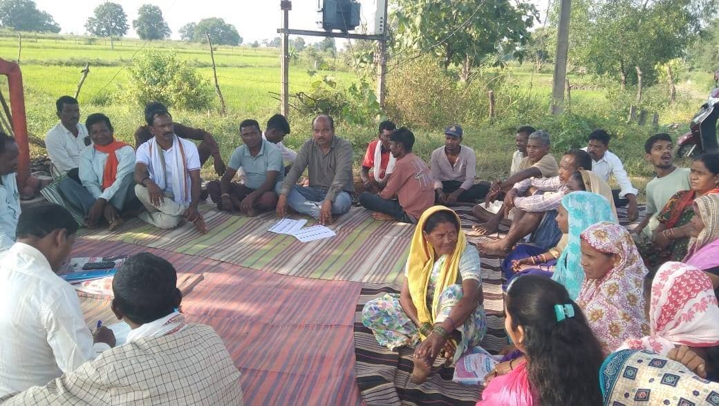 प्रत्येक मतदान केंद्र पर 7 से 9 अक्टूबर तक विशेष कैंप
नए एवं छूटे मतदाताओं के नाम जोड़े जा रहे
मुख्य निर्वाचन पदाधिकारी, मध्यप्रदेश श्री संजीव झा द्वारा वीडियो कॉफ्रेंसिंग में निर्देशित किया गया कि समस्त जिलों के प्रत्येक मतदान केंद्र पर 7, 8 एवं 9 अक्टूबर 2026 को विशेष कैंप आयोजित किए जाएं। इन कैंपों के माध्यम से नए पात्र मतदाताओं तथा मतदाता सूची में नाम जुड़ने से छूटे पात्र नागरिकों के नाम जोड़ने की कार्यवाही सुनिश्चित की जाए।
निर्देशों के तहत जिले में प्रत्येक मतदान केंद्र पर विशेष कैंप का आयोजन किया जा रहा है। कैंप के माध्यम से अधिक से अधिक पात्र नागरिकों को मतदाता सूची में जोड़ा जाएगा। निर्देशों के तहत पात्र मतदाताओं को जोड़ने के लिए फॉर्म-6 के माध्यम से आवेदन कराने तथा संबंधित ऐप के माध्यम से आवश्यक प्रक्रिया पूर्ण कराने पर विशेष जोर दिया गया। नवीन मतदाता पंजीयन के लिए विशेष रूप से शैक्षणिक संस्थानों में जागरूकता गतिविधियां संचालित करने के निर्देश दिए गए। जिले में संबंधित अधिकारियों एवं कर्मचारियों द्वारा विशेष कैंपों के आयोजन की तैयारियां सुनिश्चित की जा रही हैं।
Jansampark Madhya Pradesh
Chief Electoral Officer Madhya Pradesh
Election Commission of India
#mandla