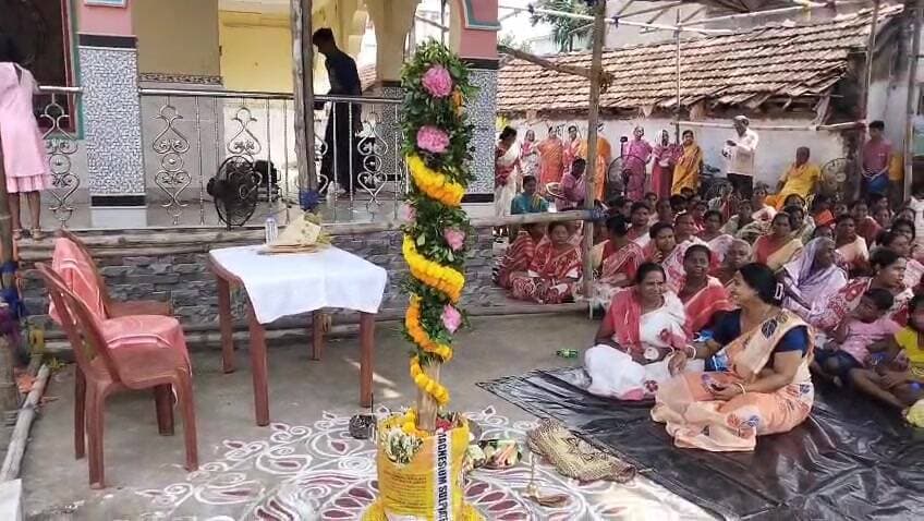 পোলবা-দাদপুর: সপ্তগ্রামে ৩০০ মহিলার অন্নপূর্ণা টাকায় দুর্গাপূজার খুঁটি পূজা সম্পন্ন