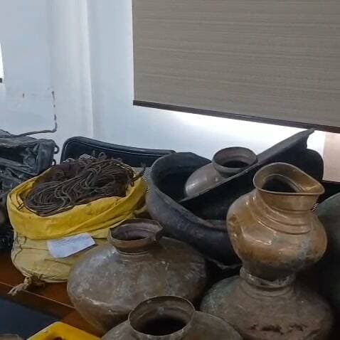 पिपलियामंडी में चोर गैंग का बड़ा खुलासा, सोलर केबल जलाकर निकालते थे तांबा
पिपलियामंडी। सोलर पावर प्लांट और गोदामों को निशाना बनाने वाली पारदी गैंग का पिपलियामंडी पुलिस ने खुलासा किया है। पुलिस ने गैंग के दो सदस्यों को गिरफ्तार कर तीन विधि विरुद्ध बालकों को अभिरक्षा में लिया है। पूछताछ में आरोपियों ने पिपलियामंडी और वायडीनगर क्षेत्र में 7 चोरी की वारदातें करना स्वीकार किया है।
पुलिस जांच में सामने आया कि गैंग के सदस्य दिन में मोटरसाइकिल से घूमकर सोलर प्लांट, गोदाम और दुकानों की रेकी करते थे। रात में मौका मिलते ही केबल और तांबे का सामान चोरी कर फरार हो जाते थे। चोरी की गई केबल को सुनसान स्थान पर जलाकर उससे तांबा निकाला जाता था।
पुलिस ने आरोपियों की निशानदेही पर करीब 18 किलो तांबा, 2 लाख रुपये के तांबे के पुराने बर्तन और तीन मोटरसाइकिल सहित कुल 6.50 लाख रुपये का मशरूका बरामद किया है। पुलिस अब गैंग के अन्य मामलों और चोरी के माल की बिक्री को लेकर पूछताछ कर रही है।