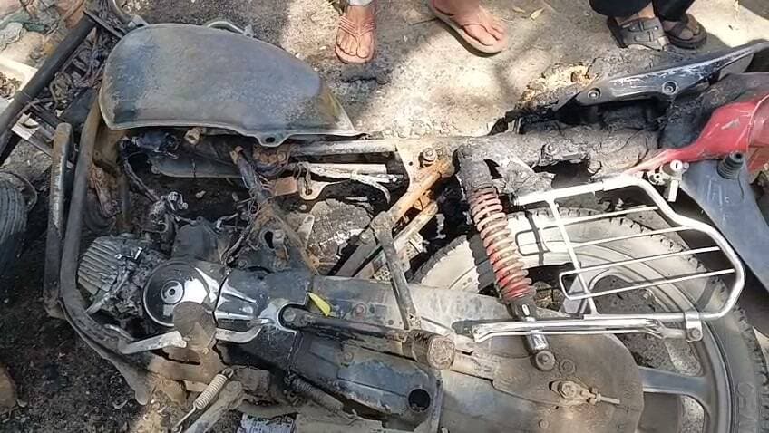 मंदसौर बालागंज धनगर मोहल्ला में अज्ञात व्यक्ति द्वारा मोटरसाइकिल में आग लगाने की सूचना