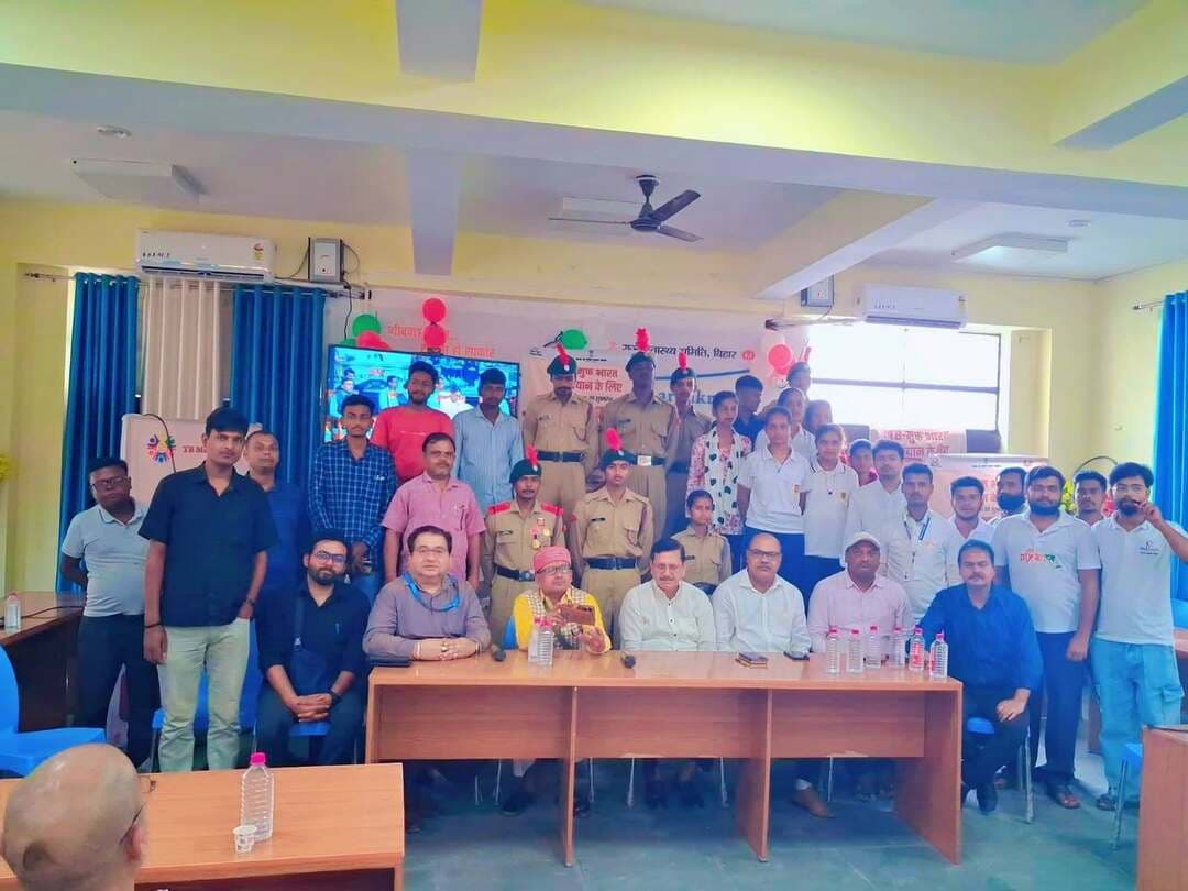 स्थान: सभागार, सदर अस्पताल, मुजफ्फरपुर
आज दिनांक 08 अक्टूबर 2026 को JOSH (Joint Squad For Health) के राष्ट्रीय शुभारंभ के अवसर पर मुजफ्फरपुर में जिला पदाधिकारी के दिशा-निर्देश एवं मार्गदर्शन में सदर अस्पताल के सभागार में कार्यक्रम आयोजित किया गया। इस अवसर पर दिल्ली से प्रसारित भारत सरकार के स्वास्थ्य एवं परिवार कल्याण मंत्रालय द्वारा शुभारंभ किया गया, जिसका सीधा प्रसारण उपस्थित प्रतिभागियों द्वारा देखा गया।
कार्यक्रम में सिविल सर्जन, DIO, CDO, DVDO, DPM, WHO Consultant सहित My Bharat Volunteers, NCC कैडेट्स, TB विजेता (TB Survivors), सहयोगी Development Partners की टीम एवं NTEP जिला टीम के प्रतिनिधियों ने सक्रिय रूप से भाग लिया।
सभी प्रतिभागियों ने National Launch of JOSH के लाइव प्रसारण में शामिल होकर टीबी उन्मूलन के लिए सामुदायिक सहभागिता, जन-जागरूकता एवं विभिन्न हितधारकों के बीच समन्वय को मजबूत करने की प्रतिबद्धता व्यक्त की।
कार्यक्रम के दौरान टीबी मुक्त भारत के लक्ष्य को प्राप्त करने के लिए सामूहिक प्रयास, युवाओं एवं समुदाय की भागीदारी तथा स्वास्थ्य विभाग एवं विकास सहयोगी संस्थाओं के समन्वय के महत्व पर विशेष जोर दिया गया।
कार्यक्रम का सफलतापूर्वक आयोजन हुआ तथा सभी संबंधित हितधारकों की सक्रिय भागीदारी से टीबी मुक्त भारत अभियान को और अधिक प्रभावी एवं जन-आंदोलन बनाने की दिशा में महत्वपूर्ण संदेश दिया गया।
#CMSamrat
#samratchoudhary
Information & Public Relations Department, Government of Bihar
Bihar Health Department
State Health Society, Bihar