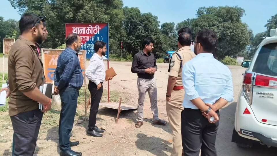 मेले से पहले जागा प्रशासन: कलेक्टर ने परखी सतना-चित्रकूट रोड की हकीकत, अक्टूबर तक सुधार के सख्त निर्देश
कलेक्टर डॉ. सतीश कुमार एस चित्रकूट क्षेत्र के भ्रमण पर निकले। उन्होंने सतना-चित्रकूट रोड पर कोठी बाईपास का निरीक्षण कर राष्ट्रीय राजमार्ग के अधिकारियों को बरसात से क्षतिग्रस्त सड़क की मरम्मत शीघ्र शुरू करने के निर्देश दिए। कहा- दीपावली मेले में लाखों श्रद्धालुओं को सुगम यातायात मिले, इसलिए अक्टूबर अंत तक रिपेयरिंग पूरी करें। इस दौरान एसपी हंसराज सिंह, डीएफओ मयंक चांदीवाल, एसडीएम महिपाल सिंह गुर्जर मौजूद रहे।