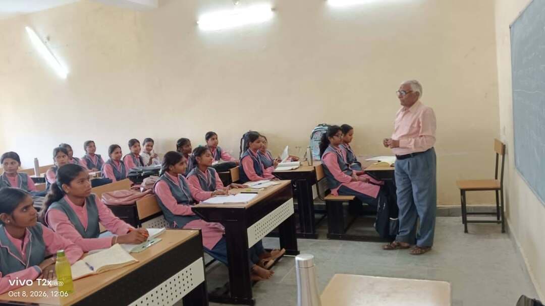 🔳शासकीय महाविद्यालय विजयराघवगढ़ के विद्यार्थियों को दिया गया जैविक कीटनाशकों के निर्माण एवं फसलों में उपयोग का तकनीकी प्रशिक्षण
🔳कटनी - शासकीय महाविद्यालय विजयराघवगढ़ में विद्यार्थियों को आत्मनिर्भर, स्वावलंबी बनाने तथा स्वरोजगार के अवसर उपलब्ध कराने के उद्देश्य से जैविक खेती का तकनीकी प्रशिक्षण दिया जा रहा है। प्राचार्य डॉ. अरुण कुमार सिंह के मार्गदर्शन में जैविक कृषि विशेषज्ञ रामसुख दुबे द्वारा विद्यार्थियों को जैविक कृषि एवं कम लागत वाली खेती की तकनीकों की जानकारी दी गई।
प्रशिक्षण के दौरान देसी गाय के गोबर एवं गोमूत्र के जैविक खेती में उपयोग, विभिन्न जैविक कीटनाशकों के निर्माण तथा फसलों में उनके उपयोग की विधियां बताई गईं। विद्यार्थियों को बताया गया कि गोमूत्र का उपयोग फसलों में रोग नियंत्रण, बीज उपचार, जैविक कीटनाशक एवं शीघ्र खाद के निर्माण तथा पौध पोषण के लिए किया जा सकता है।
विशेषज्ञ ने बताया कि देसी गाय के एक ग्राम गोबर में बड़ी संख्या में उपयोगी सूक्ष्म जीवाणु पाए जाते हैं, जो जैविक खेती में महत्वपूर्ण भूमिका निभाते हैं। प्रशिक्षण में फसलों को नुकसान पहुंचाने वाले काटने-कुतरने वाले, रस चूसने वाले तथा फल छेदक कीटों की पहचान एवं उनके नियंत्रण के उपायों की जानकारी भी दी गई।
विद्यार्थियों को गोमूत्र एवं नीम की पत्तियों से तैयार होने वाले पांच पत्ती काढ़ा, नीमास्त्र, ब्रह्मास्त्र एवं अग्निअस्त्र जैसे जैविक कीटनाशकों के निर्माण और फसलों में उपयोग का व्यवहारिक प्रशिक्षण दिया गया। साथ ही ग्राम में उपलब्ध प्राकृतिक संसाधनों का उपयोग कर खेती की लागत कम करने तथा जीरो बजट फार्मिंग की दिशा में जैविक कीटनाशक तैयार करने की तकनीक समझाई गई।
#JansamparkMP
#CMMadhyaPradesh
#DrMohanYadav51
#udaypratapmp
#jbpcommissioner
#katni
#कटनी