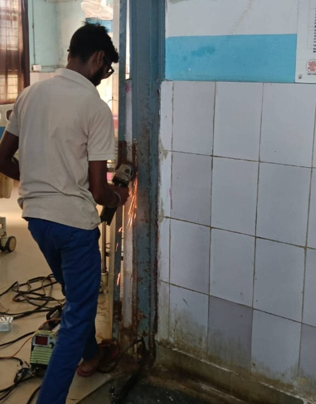 सीतामढ़ी जिला अंतर्गत विभिन्न प्रखंडों में मिशन कायाकल्प के तहत स्वास्थ्य संस्थानों के साथ अन्य सार्वजनिक संस्थानों की आधारभूत सुविधाओं को सुदृढ़ एवं बेहतर बनाने की दिशा में नए अवसंरचना निर्माण तथा जीर्णोद्धार कार्य प्रारंभ किया गया है।
इस अभियान के अंतर्गत आवश्यकतानुसार भवनों की मरम्मत, परिसर का जीर्णोद्धार, स्वच्छता एवं अन्य मूलभूत सुविधाओं के विकास से संबंधित कार्यों को प्राथमिकता दी जा रही है। इसका उद्देश्य संबंधित संस्थानों में सुरक्षित, स्वच्छ एवं बेहतर वातावरण उपलब्ध कराना तथा उपलब्ध संसाधनों का प्रभावी उपयोग सुनिश्चित करना है।
विभिन्न प्रखंडों में प्रारंभ किए गए कार्यों की गुणवत्ता, प्रगति एवं समयबद्ध पूर्णता पर विशेष ध्यान दिया जा रहा है। संबंधित पदाधिकारियों एवं कर्मियों द्वारा कार्यों की नियमित निगरानी एवं समीक्षा की जा रही है, ताकि सभी निर्माण एवं जीर्णोद्धार कार्य निर्धारित मानकों के अनुरूप पूर्ण किए जा सकें।
मिशन कायाकल्प के माध्यम से सीतामढ़ी जिले में आधारभूत संरचनाओं को मजबूत करते हुए बेहतर एवं गुणवत्तापूर्ण सुविधाओं की उपलब्धता सुनिश्चित करने का निरंतर प्रयास किया जा रहा है।
#CMSamrat
#samratchaudhary
CMO Bihar
General Administration Department, Govt. of Bihar Information & Public Relations Department, Government of Bihar Panchayati Raj Department, Government of Bihar Revenue and Land Reforms Dept, Govt. of Bihar District Administration Sitamarhi Bihar Health Department