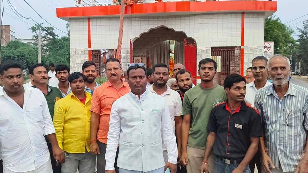 त्रिमुहानी चौक का नाम बदलने पर स्थानीय लोगों का विरोध, पुराने नाम को बरकरार रखने की मांग।
शेखपुरा शहर के मुख्य द्वार पर स्थित चर्चित त्रिमुहानी चौक का नाम बदलकर विकसित भारत संकल्प सेवा चौक किए जाने का स्थानीय लोगों ने विरोध किया है। गुरुवार को बड़ी संख्या में स्थानीय लोग चौक पर जुटे और नाम परिवर्तन के खिलाफ अपनी नाराजगी जाहिर की।
बताया जाता है कि भाजपा की ओर से आयोजित सेवा संकल्प कार्यक्रम के तहत बुधवार को त्रिमुहानी चौक का नाम बदलकर विकसित भारत संकल्प सेवा चौक किए जाने का अनावरण सहकारिता मंत्री रामकृपाल यादव द्वारा किया गया था। इसके बाद गुरुवार को स्थानीय लोगों ने इसका विरोध शुरू कर दिया।
स्थानीय लोगों का कहना है कि यह चौक वर्षों से त्रिमुहानी चौक के नाम से जाना जाता है और आम लोगों की पहचान भी इसी नाम से जुड़ी हुई है। लोगों ने कहा कि बिना स्थानीय लोगों की सहमति के चौक का नाम बदलना उचित नहीं है। उन्होंने मांग की कि चौक का पुराना नाम त्रिमुहानी चौक ही बरकरार रखा जाए।
विरोध प्रदर्शन के दौरान स्थानीय लोगों ने कहा कि त्रिमुहानी चौक शेखपुरा शहर की पहचान का महत्वपूर्ण हिस्सा है। नाम परिवर्तन से स्थानीय लोगों में असंतोष है और इसी कारण वे एकजुट होकर इसका विरोध कर रहे हैं।
विरोध करने वालों में राहुल अकेला, माया देवी शारदा, हेमंत कुमार, सुमित आनंद, सुबेलाल यादव सहित बड़ी संख्या में स्थानीय लोग शामिल रहे। स्थानीय लोगों ने प्रशासन और संबंधित जनप्रतिनिधियों से मामले में हस्तक्षेप करते हुए त्रिमुहानी चौक का नाम पूर्ववत रखने की मांग की।