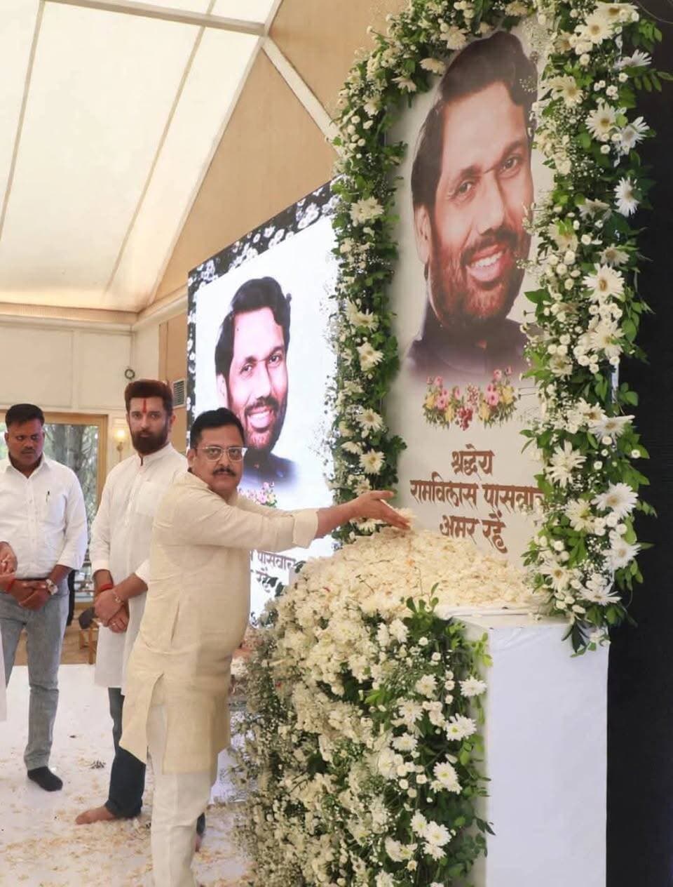 स्व रामविलास पासवान जी की 6 वीं पुण्यतिथि पर शामिल हुए लोजपा आर जिला अध्यक्ष ईमाम गजाली शेखपुरा।
उत्तर प्रदेश के लखनऊ में आयोजित पद्मभूषण श्रद्धेय आदरणीय रामविलास पासवान जी की छठी पुण्यतिथि समारोह में शामिल हुए ईमाम गजाली।
राष्ट्रीय अध्यक्ष भारत सरकार के केंद्रीय मंत्री चिराग पासवान, उत्तर प्रदेश, बिहार के प्रभारी जमुई के सांसद अरुण भारती जी के साथ श्रद्धा सुमन अर्पित कर विनम्र श्रद्धांजलि अर्पित की।
#RamvilasPaswan #ChiragPaswan
#ljpramvilas #Arunbharti Sanjay paswan Imam Ghazali Ljp R Imam Ghazali Imam Ghazali
Chirag Paswan Arun Bharti - अरुण भारती