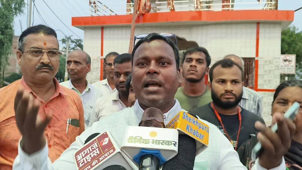 त्रिमुहानी मोड़ का नया नाम विकसित भारत संकल्प सेवा चौक दिया गया।
स्थानीय लोगों ने विरोध किया।