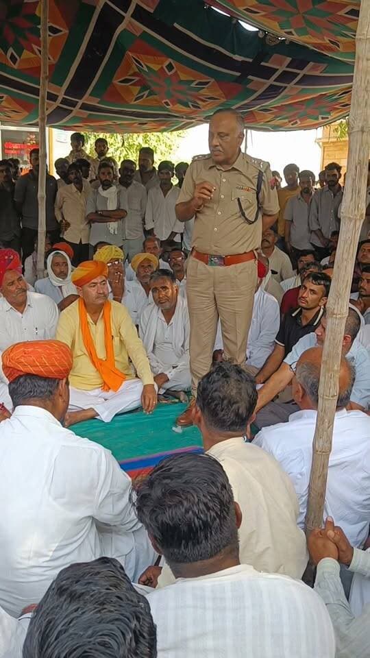 धरने पर बैठे परिजनों को पुलिस प्रसासन ने दिया आश्वासन, धरना हुआ स्थगित....
#jaisalmer #barmer #Bikaner #jodhpur