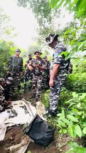 गया में जमीन के अंदर हथियारों का जखीरा बरामद, नक्सलियों से जुड़े होने की आशंकागयाजी धनगांई