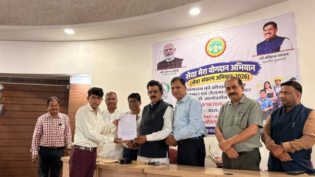 *सेवा मेरा योगदान अभियान अंतर्गत दिव्यांगजनों के लिए मार्गदर्शन सत्र आयोजित*
----
*मार्गदर्शन सत्र में काउंसलर्स द्वारा दिव्यांगजनों की काउंसिलिंग की गई*
----
*कार्यक्रम में सांसद श्री लालवानी ने दिव्यांग रुद्राक्ष को दिया नियुक्ति-पत्र*
इंदौर, 8 अक्टूबर 2026
सेवा मेरा योगदान अभियान (सेवा संकल्प-2026) के अंतर्गत आज प्रशासनिक संकुल स्थित देवी अहिल्याबाई होलकर ऑडिटोरियम-210 में दिव्यांगजनों के लिए कौशल विकास, रोजगार एवं स्वरोजगार विषय पर मार्गदर्शन सत्र आयोजित किया गया। कार्यक्रम के मुख्य अतिथि इंदौर सांसद श्री शंकर लालवानी रहे।
कार्यक्रम का शुभारंभ सांसद श्री लालवानी ने दीप प्रज्वलित कर एवं मां सरस्वती के चित्र पर माल्यार्पण कर किया। इस अवसर पर संयुक्त कलेक्टर श्री अजीत श्रीवास्तव, संयुक्त संचालक सामाजिक न्याय विभाग श्री पवन चौहान एवं मध्यप्रदेश दिव्यांगजन कल्याण प्रकोष्ठ के श्री अजीत सिंह कुशवाह सहित संबंधित विभागों के अधिकारी उपस्थित रहे।
मार्गदर्शन सत्र में जिला व्यापार एवं उद्योग केंद्र, रोजगार कार्यालय, कौशल विकास विभाग, NRLM एवं NULM द्वारा संचालित विभिन्न रोजगार एवं स्वरोजगार योजनाओं की जानकारी दिव्यांगजनों को दी गई। साथ ही विभिन्न काउंसलर्स द्वारा उनकी व्यक्तिगत काउंसलिंग कर उनकी रुचि एवं क्षमता के अनुरूप रोजगार के अवसरों के संबंध में मार्गदर्शन दिया गया।
इस अवसर पर सांसद श्री शंकर लालवानी ने दिव्यांगजन श्री रुद्राक्ष चौहान को डी-मार्ट में नियुक्ति पत्र प्रदान किया। उन्होंने कहा कि दिव्यांगजनों को आत्मनिर्भर बनाने के लिए कौशल विकास, रोजगार एवं स्वरोजगार के अवसर उपलब्ध कराना आवश्यक है। उन्होंने प्रधानमंत्री श्री नरेंद्र मोदी एवं मुख्यमंत्री डॉ. मोहन यादव द्वारा दिव्यांगजनों के कल्याण एवं सशक्तिकरण के लिए किए जा रहे प्रयासों की जानकारी भी दी।
कार्यक्रम के अंत में सामाजिक सुरक्षा अधिकारी श्रीमती शिखा मालाकार ने उपस्थित अतिथियों, अधिकारियों एवं प्रतिभागियों के प्रति आभार व्यक्त किया।
---
#JansamparkMP #indore #इंदौर #SevaMeraYogdan #SevaSankalpAbhiyan #Divyangjan #Employment
CM Madhya Pradesh
Jansampark Madhya Pradesh