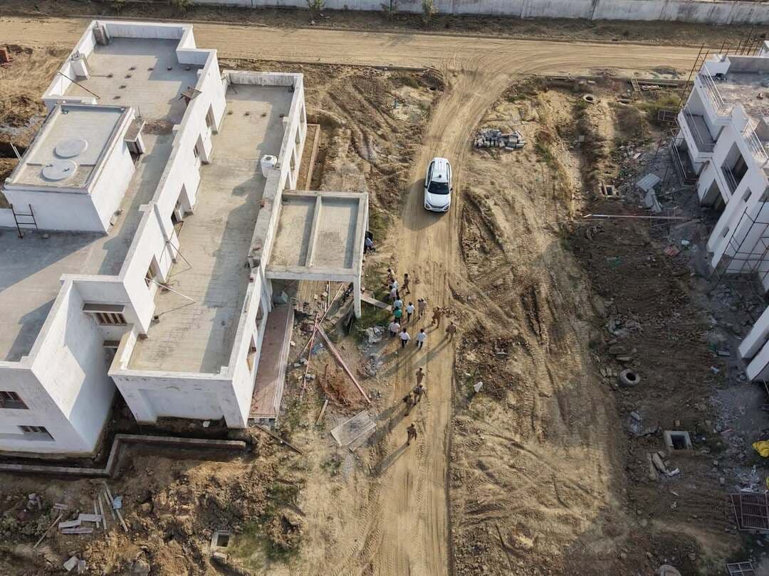 🚨 ड्रोन व्यू में दिखी शेरपुर सरैया की बदलती तस्वीर, तेजी से आकार ले रही रिजर्व पुलिस लाइन!
🚁 ड्रोन व्यू में देखिए शेरपुर सरैया में आकार ले रही रिजर्व पुलिस लाइन!
📍 फफूंद, औरैया।
शेरपुर सरैया में निर्माणाधीन रिजर्व पुलिस लाइन परिसर का ड्रोन व्यू सामने आया है। ऊपर से देखने पर निर्माणाधीन परिसर का विस्तृत स्वरूप और चल रहे निर्माण कार्य की स्थिति साफ नजर आती है।
🏗️ जमीन से लेकर आसमान तक दिख रही निर्माण की तस्वीर…
देखिए शेरपुर सरैया में बन रही रिजर्व पुलिस लाइन का ड्रोन व्यू और जानिए कैसे आकार ले रहा है यह परिसर।
📲 ऐसी ही स्थानीय और महत्वपूर्ण जानकारी के लिए
दिबियापुर द लीजेंड को Follow करें।
#Auraiya #Phaphund #ReservePoliceLine #DroneView #DibiyapurTheLegend