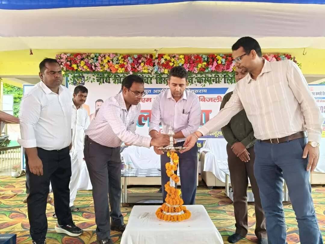 प्रधानमंत्री सूर्य घर मुफ्त बिजली योजना के प्रचार-प्रसार एवं सौर ऊर्जा को बढ़ावा देने के उद्देश्य से गांधी स्टेडियम, बेगूसराय में सोलर मेला-2026 का आयोजन किया गया। मेले का शुभारंभ जिलाधिकारी श्री रिची पांडेय ने किया। इस दौरान विद्युत विभाग, बैंक एवं सोलर वेंडरों द्वारा उपभोक्ताओं को योजना, सब्सिडी, ऋण सुविधा एवं सोलर प्लांट के लाभों की जानकारी दी गई।
जिलाधिकारी ने दो लाभुकों को स्वीकृत ऋण राशि का चेक प्रदान किया तथा आगामी दो माह में सोलर अधिष्ठापन में तेजी लाकर दिसंबर तक जिले में 2500 सोलर प्लांट अधिष्ठापन का लक्ष्य पूरा करने का निर्देश दिया। उन्होंने विद्युत विभाग, बैंकों एवं वेंडरों को बेहतर समन्वय के साथ अधिकाधिक उपभोक्ताओं को योजना का लाभ दिलाने की अपील की।
IPRD Bihar
Energy Department, Govt. of Bihar
#begusarai
#samratchaudhary