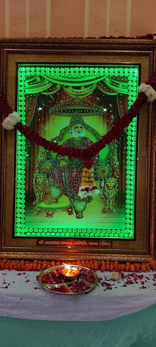 #श्री_अग्रसेन_जयंती_महोत्सव_2026___
#कार्यकम_के_तीसरे_दिन__सहभोज_वृद्धजनों_प्रतिभाशाली_बच्चों_का_हुआ_सम्मान___
#बृजनगर_____
कस्बे के अग्रसेन मार्ग पर मौजूद अग्रवाल धर्मशाला पर आयोजित छः दिवसीय श्री महाराजा अग्रसेन जयंती महोत्सव कार्यक्रम समाज अध्यक्ष अशोक बंसल के नेतृत्व में आज तीसरे दिन समाज का सहभोज कार्यक्रम आयोजित किया गया।
कार्यकम में भरतपुर जिला अग्रवाल महाभा के जिला अध्यक्ष सीए अतुल मित्तल सहित उनकी कार्यकारिणी का सम्मान किया गया।
चाय भाजपा के जिला।अध्यक्ष सतीश बंसल का भी सम्मान किया गया।
इसके साथ ही धर्मशाला पर 80 वर्ष से अधिक वृद्धजनों का सम्मान किया गया।जिसमें 15 वृद्धजन पुरुष 7 वृद्धजन महिला मौजूद रहे।
इसके साथ ही 10 वित्त ओर 12 वीं कक्षा में 85%से अधिक छात्र छात्राओं का सम्मान किया गया।
साथ ही दिनांक 6 से 8 अक्टूबर तक हुई कई प्रतियोगिताओं में विजेताओं का सम्मान किया गया।जिसमें महिलाये,युवा ओर बच्चोंकी प्रतियोगिताएं शामिल रही।
डीग जिले से आई कार्यकारिणी अमित जैन ओर राहुल बजाज का सम्मान किया।
वही जिला अध्यक्ष अतुल मित्तल ने समाज कार्यों की
प्रशंसा की।ओर समाज हित के लिए सभी को जागरूक किया।
उन्होंने महाराजा अग्रसेन जी के जीवन आदर्शों पर प्रकाश डालते हुए उनके द्वारा किए गए समाज हित कार्यों की प्रशंसा करते हुए प्रेरणा ली।
कार्यक्रम में मंच संचालन महामंत्री संजय सिंघल द्वारा किया गया।
इस अवसर अग्रवाल समाज समिति के सभी सदस्य मौजूद रहे।