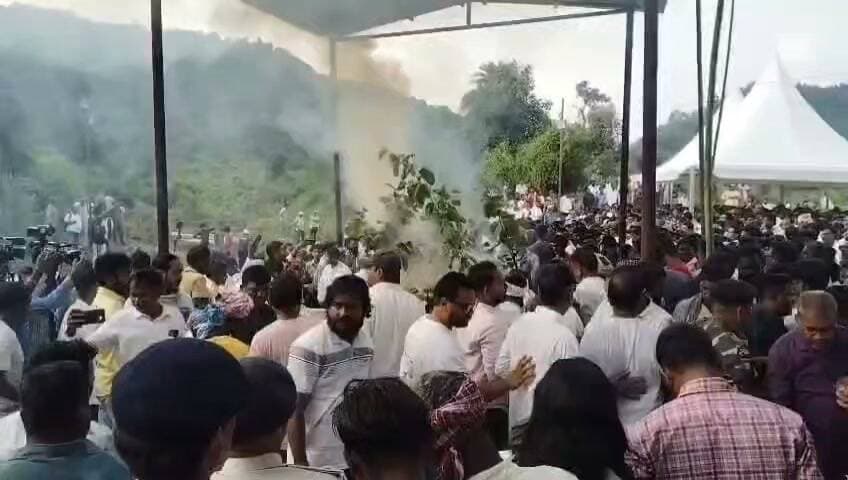 मुख्यमंत्री हेमंत सोरेन ने दी मां रूपी सोरेन को मुखाग्नि, पंचतत्व में विलीन हुईं
नेमरा। झारखंड के मुख्यमंत्री हेमंत सोरेन ने अपनी मां रूपी सोरेन को मुखाग्नि दी। इसके साथ ही दिवंगत दिशोम गुरु शिबू सोरेन की पत्नी रूपी सोरेन पंचतत्व में विलीन हो गईं। अंतिम विदाई के इस भावुक पल में परिवार, रिश्तेदारों और शुभचिंतकों की आंखें नम रहीं।
मां को मुखाग्नि देते समय हेमंत सोरेन बेहद भावुक नजर आए। जिस मां ने संघर्ष के कठिन दौर में परिवार को संभाला, बच्चों को अपनी ममता की छांव दी और जीवन के हर उतार-चढ़ाव में परिवार के साथ मजबूती से खड़ी रहीं, आज उसी मां को बेटे ने नम आंखों से अंतिम विदाई दी।
रूपी सोरेन की अंतिम यात्रा नेमरा की उसी धरती पर पहुंची, जहां सोरेन परिवार की जड़ें और पुरखों की स्मृतियां जुड़ी हुई हैं। संघर्ष, परिवार और झारखंड के लंबे राजनीतिक सफर की साक्षी रहीं रूपी सोरेन की विदाई के साथ परिवार के एक महत्वपूर्ण अध्याय का अंत हो गया।