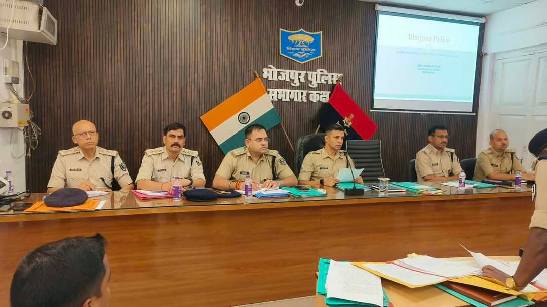 दिनांक 07 अक्टूबर 2026 को पुलिस अधीक्षक, भोजपुर के नेतृत्व में पुलिस अधीक्षक कार्यालय के सभागार कक्ष में मासिक अपराध गोष्ठी एवं पुलिस सभा का आयोजन किया गया। बैठक में जिले के सभी अनुमंडल पुलिस पदाधिकारी, पुलिस उपाधीक्षक, थानाध्यक्ष एवं संबंधित पुलिस पदाधिकारी उपस्थित रहे।
बैठक के दौरान जिले में अपराध नियंत्रण, विधि-व्यवस्था, लंबित कांडों के निष्पादन, मद्यनिषेध, NDPS एक्ट, वारंट एवं कुर्की-जब्ती के निष्पादन सहित आगामी दुर्गा पूजा पर्व के दौरान सुरक्षा एवं यातायात व्यवस्था को लेकर विस्तृत समीक्षा की गई।
1. कानून-व्यवस्था एवं अपराध नियंत्रण की समीक्षा:
पुलिस अधीक्षक द्वारा गंभीर एवं महत्वपूर्ण कांडों, विशेषकर हत्या, लूट, आर्म्स एक्ट एवं अन्य गंभीर आपराधिक मामलों की समीक्षा करते हुए इनके त्वरित एवं गुणवत्तापूर्ण अनुसंधान तथा शीघ्र निष्पादन हेतु सभी संबंधित पदाधिकारियों को स्पष्ट एवं कड़े निर्देश दिए गए।
माह सितम्बर 2026 में भोजपुर पुलिस द्वारा अपराधियों के विरुद्ध प्रभावी कार्रवाई करते हुए 1,400 से अधिक अभियुक्तों को गिरफ्तार कर न्यायिक हिरासत में भेजा गया है।
मद्यनिषेध एवं NDPS एक्ट के तहत विशेष अभियान चलाते हुए अवैध शराब एवं मादक पदार्थों के विरुद्ध लगातार कार्रवाई की गई। इस दौरान 5,700 लीटर से अधिक अवैध शराब सहित मादक पदार्थों की जब्ती की गई।
पुलिस अधीक्षक ने लंबित वारंटों एवं कुर्की-जब्ती के मामलों का प्राथमिकता के आधार पर त्वरित निष्पादन सुनिश्चित करने, फरार एवं वांछित अपराधियों की गिरफ्तारी हेतु विशेष अभियान चलाने तथा अपराधियों पर प्रभावी निगरानी रखने का निर्देश दिया।
सभी थानाध्यक्षों एवं अनुसंधानकर्ताओं को निर्देशित किया गया कि गंभीर कांडों के अनुसंधान में किसी भी प्रकार की शिथिलता न बरती जाए तथा साक्ष्यों का वैज्ञानिक एवं तकनीकी आधार पर संकलन करते हुए मामलों का शीघ्र निष्पादन सुनिश्चित किया जाए।
2. आगामी दुर्गा पूजा पर्व को लेकर सुरक्षा एवं विधि-व्यवस्था:
आगामी दुर्गा पूजा पर्व को शांतिपूर्ण, सौहार्दपूर्ण एवं भयमुक्त वातावरण में संपन्न कराने के उद्देश्य से सभी संवेदनशील स्थलों, पूजा पंडालों एवं जुलूस मार्गों की मैपिंग एवं सुरक्षा व्यवस्था की समीक्षा की गई।
सभी संवेदनशील स्थलों पर पर्याप्त पुलिस बल की तैनाती, नियमित गश्ती एवं प्रभावी निगरानी सुनिश्चित करने के निर्देश दिए गए। असामाजिक एवं उपद्रवी तत्वों के विरुद्ध BNSS की प्रासंगिक धाराओं के तहत व्यापक निरोधात्मक कार्रवाई करने एवं शांति भंग करने वाले तत्वों पर कड़ी नजर रखने के लिए निर्देशित किया गया।
पूजा के दौरान भीड़-भाड़ वाले क्षेत्रों, प्रमुख बाजारों, पूजा पंडालों एवं जुलूस मार्गों पर CCTV एवं ड्रोन के माध्यम से निगरानी रखने के साथ-साथ पर्याप्त पुलिस बल की प्रतिनियुक्ति की जाएगी।श्रद्धालुओं की सुविधा एवं सुरक्षा को ध्यान में रखते हुए सुगम यातायात व्यवस्था हेतु विशेष ट्रैफिक प्लान लागू रहेगा। यातायात के सुचारू संचालन, भीड़ नियंत्रण एवं जुलूस के निर्धारित मार्गों पर प्रभावी पुलिस व्यवस्था सुनिश्चित करने के आवश्यक दिशा निर्देश दिए गए।
"भोजपुर पुलिस आपकी सेवा में सदैव तत्पर"
#HainTaiyaarHum #BiharPolice #Bihar
Bihar Police
Home Department, Govt. of Bihar
Information & Public Relations Department, Government of Bihar