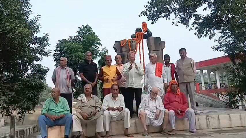 लोकनायक जयप्रकाश नारायण की 47वीं पुण्यतिथि पर माल्यार्पण एवं विचार गोष्ठी आयोजित हुई।
आरा। लोकनायक जयप्रकाश नारायण की 47वीं पुण्यतिथि के अवसर पर 8 अक्टूबर की सुबह 7 बजे लोकनायक जयप्रकाश स्मारक परिसर में माल्यार्पण एवं विचार गोष्ठी का आयोजन किया गया। कार्यक्रम की अध्यक्षता पूर्व विधायक एवं वरिष्ठ जेपी सेनानी रमाकांत ठाकुर ने की। संचालन रंगकर्मी एवं सामाजिक कार्यकर्ता अशोक मानव ने किया, जबकि धन्यवाद ज्ञापन प्रो. विश्वनाथ चौधरी ने किया।