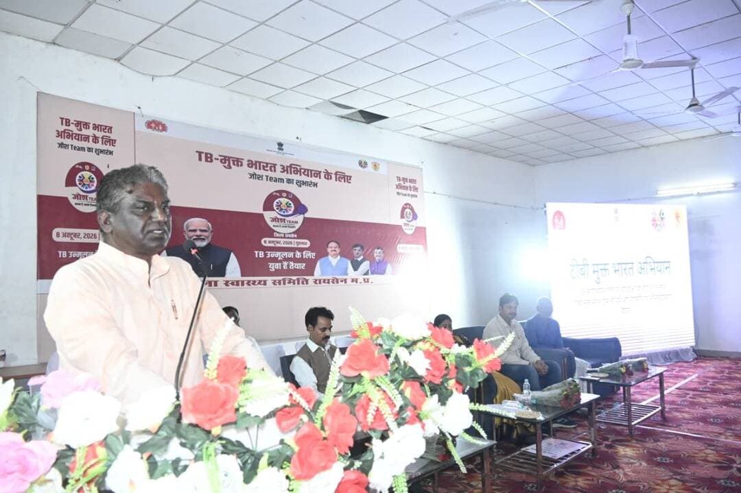 टीबी मुक्त भारत बनाने सामूहिक प्रयास, जागरूकता और समय पर उपचार जरूरी- विधायक डॉ चौधरी
टीबी मुक्त भारत अभियान के तहत JOSH टीम का शुभारंभ
------
------
रायसेन स्थित स्वामी विवेकानंद पीएमश्री महाविद्यालय में आयोजित टीबी मुक्त भारत अभियान के लिए JOSH (Joint Squad for Health) टीम का शुभारंभ तथा वर्ष 2025 में रायसेन जिले की चयनित टीबी मुक्त ग्राम पंचायतों के प्रतिनिधियों का सम्मान समारोह का सांची विधायक डॉ प्रभुराम चौधरी द्वारा दीप प्रज्जवलन कर शुभारंभ किया गया। कार्यक्रम में नगर पालिका अध्यक्ष श्रीमती सविता सेन, श्री राकेश शर्मा, सीएमएचओ डॉ दिनेश खत्री, माय भारत रायसेन की उप निदेशक मोनिका चौधरी भी उपस्थित रहीं। विधायक डॉ चौधरी ने कार्यक्रम में उपस्थित सभी जनप्रतिनिधियों, अधिकारियों, नागरिकों तथा युवाओं को टीबी मुक्त भारत बनाने के संकल्प को साकार करने तथा समाज में जागरूकता फैलाने में सक्रिय भूमिका निभाने का संकल्प दिलाया। साथ ही जोश टीम के सदस्यों को किट भी वितरित की गई।
विधायक डॉ चौधरी ने कहा कि प्रधानमंत्री श्री नरेन्द्र मोदी ने भारत को टीबी मुक्त बनाने का संकल्प लिया है। टीबी मुक्त भारत अभियान को जन-जन तक पहुंचाने और टीबी उन्मूलन के प्रयासों में युवाओं एवं समुदाय की सक्रिय भागीदारी सुनिश्चित करने के उद्देश्य से रायसेन जिले में भी जोश टीम का शुभारंभ किया गया है। इस पहल के अंतर्गत युवाओं, मॉय भारत वॉलिंटियर्स, एनसीसी कैडेट एवं प्रशासनिक तंत्र की सहभागिता के माध्यम से टीबी के प्रति जागरूकता, स्क्रीनिंग, जांच, उपचार की निरंतरता तथा टीबी से जुड़े भ्रम एवं कलंक को दूर करने पर विशेष जोर दिया जा रहा है।
उन्होंने कहा कि टीबी एक गंभीर बीमारी है, लेकिन समय पर पहचान और नियमित उपचार से इसे पूरी तरह ठीक किया जा सकता है। टीबी को लेकर समाज में किसी भी प्रकार का भय या संकोच नहीं होना चाहिए। यदि किसी व्यक्ति में खांसी, बुखार, वजन कम होना, रात में पसीना आना, भूख कम लगना अथवा कमजोरी जैसे लक्षण दिखाई दें तो बिना देर किए स्वास्थ्य केन्द्र पर जाकर जांच करानी चाहिए। टीबी मुक्त भारत बनाने के लिए सामूहिक प्रयास, जागरूकता और समय पर उपचार जरूरी है।
कार्यक्रम में उपस्थित नागरिकों तथा युवाओं से विधायक डॉ चौधरी ने कहा कि टीबी की रोकथाम केवल स्वास्थ्य विभाग की जिम्मेदारी नहीं है, बल्कि इसमें समाज के प्रत्येक व्यक्ति की भूमिका महत्वपूर्ण है। परिवार, जनप्रतिनिधि, स्वास्थ्य कार्यकर्ता, स्वयंसेवी संगठन, युवा और सामाजिक संस्थाएं मिलकर लोगों को जागरूक करें तो टीबी के संक्रमण को प्रभावी रूप से रोका जा सकता है। उन्होंने जोश टीम के सदस्यों से अपील की कि वे गांव-गांव और समुदाय के बीच पहुंचकर लोगों को टीबी के लक्षण, जांच, उपचार एवं बचाव के संबंध में जानकारी दें।
उन्होंने कहा कि टीबी की पहचान के लिए स्वास्थ्य संस्थानों में जांच की सुविधा उपलब्ध है तथा उपचार के दौरान मरीजों को चिकित्सकों की सलाह के अनुसार नियमित रूप से दवाओं का सेवन करना चाहिए। उपचार बीच में छोड़ना स्वास्थ्य के लिए नुकसानदायक हो सकता है। उन्होंने लोगों से अपील की कि टीबी से पीड़ित व्यक्ति के प्रति भेदभाव न करें, बल्कि उसका मनोबल बढ़ाएं और उपचार पूरा कराने में सहयोग करें। कार्यक्रम में नगर पालिका अध्यक्ष श्रीमती सविता सेन, श्री राकेश शर्मा तथा माय भारत रायसेन की उप निदेशक मोनिका चौधरी ने भी संबोधित किया।
साथ ही सीएमएचओ डॉ दिनेश खत्री द्वारा जिले में टीबी मुक्त भारत अभियान के तहत की जा रही गतिविधियों के बारे में अवगत कराया गया। उन्होंने बताया कि वर्तमान में जिले में 18 प्रमाणीकरण खखार जांच केन्द्र संचालित है। इसी प्रकार अत्याधुनिक मालिक्यूलर टेस्टिंग मशीन से सात विकासखण्डों में टेस्टिंग की जा रही है। उन्होंने बताया कि जिले की 530 ग्राम पंचायतों में से 290 ग्राम पंचायतें टीबी मुक्त हो गई हैं इनमें औबेदुल्लागंज में 30 ग्राम पंचायतें, बरेली में 53, उदयपुरा में 53, सांची में 38, गैरतगंज में 40, बेगमगंज में 36 तथा सिलवानी में 34 ग्राम पंचायतों पूरी तरह से टीबी मुक्त हो गई हैं। कार्यक्रम में राष्ट्रीय स्तर पर आज नई दिल्ली स्थित भारत मंडपम में आयोजित JOSH Team का शुभारंभ कार्यक्रम का लाईव प्रसारण भी देखा गया।
#Raisen Jansampark Madhya Pradesh Directorate of Health Services, Madhya Pradesh Bhopal Commissioner JDjansampark Bhopal