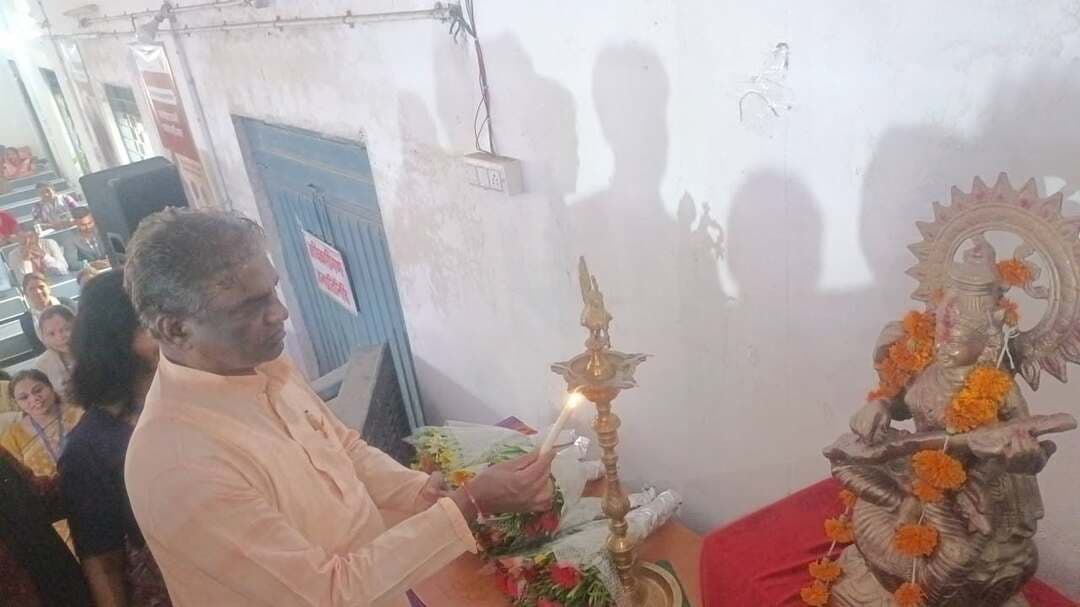 रायसेन स्थित स्वामी विवेकानंद पीएमश्री महाविद्यालय के ऑडिटोरियम हॉल में आयोजित टीबी मुक्त भारत अभियान के लिए जोश टीम का शुभारंभ तथा वर्ष 2025 में रायसेन जिले की चयनित टीबी मुक्त ग्राम पंचायतों के प्रतिनिधियों का सम्मान समारोह का सांची विधायक डॉ प्रभुराम चौधरी, श्री राकेश शर्मा तथा अन्य जनप्रतिनिधियों ने दीप प्रज्ज्वलन कर शुभारंभ किया।
#Raisen Jansampark Madhya Pradesh JDjansampark Bhopal Bhopal Commissioner