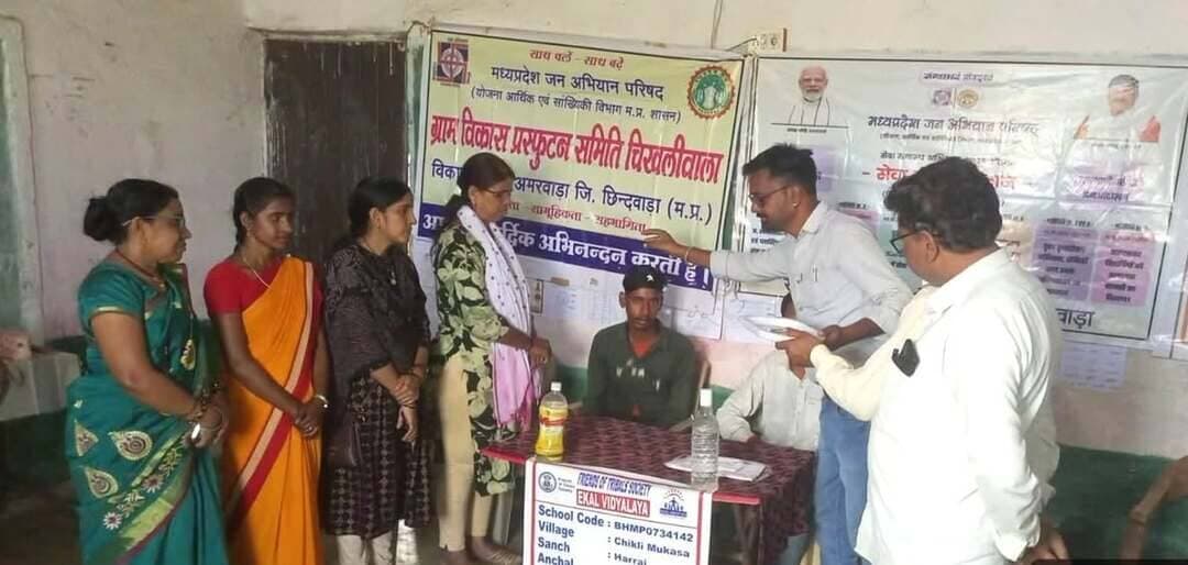 "सेवा मेरा योगदान" अभियान के अंतर्गत ग्राम चिखली बाला में दिव्यांगजनों का सम्मान समारोह सम्पन्न
==============================
मध्यप्रदेश जन अभियान परिषद के जिला समन्वयक श्री अखिलेश जैन के निर्देशन एवं ब्लॉक समन्वयक सुश्री वंदना राकेशिया के कुशल मार्गदर्शन में विकासखंड अमरवाड़ा के ग्राम चिखली बाला में "सेवा मेरा योगदान" अभियान के अंतर्गत दिव्यांगजनों का सम्मान समारोह आयोजित किया गया।
सेक्टर क्रमांक 03 जुंगावानी से चयनित नवांकुर संस्था स्वामी विवेकानन्द ग्रामोत्थान समिति एवं सेक्टर क्रमांक 05 पौनार से चयनित नवांकुर संस्था उग्र प्रभा जन कल्याण समिति द्वारा शासकीय प्राथमिक शाला चिखली बाला में उपस्थित होकर ग्राम के दिव्यांगजनों का तिलक एवं अंग वस्त्र प्रदान कर सम्मान किया गया।
इस अवसर पर ब्लॉक समन्वयक सुश्री वंदना राकेशिया, मेंटर डॉ. राजकुमार मालवी, नवांकुर संस्था स्वामी विवेकानन्द ग्रामोत्थान समिति के अध्यक्ष श्री सूरसिंह वर्मा एवं उग्र प्रभा जन कल्याण समिति के अध्यक्ष श्री नीलेश डेहरिया, संस्कार केन्द्र संचालिका कुमारी माधुरी वर्मा, शासकीय प्राथमिक शाला चिखली बाला की अध्यापिका श्रीमती मंजुलता साहू एवं श्रीमती लता विसेन उपस्थित थी। कार्यक्रम में ग्राम विकास प्रस्फुटन समिति चिखली बाला के अध्यक्ष श्री गजेन्द्र वर्मा, सचिव श्री पवन वर्मा, कोषाध्यक्ष श्री आनंद वर्मा एवं स्कूल के विद्यार्थी उपस्थित थे।
#सेवा_संकल्प_अभियान
#procwa #छिन्दवाड़ा
#JansamparkMP
Jansampark Madhya Pradesh