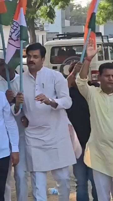सीधी में ‘वोट चोर, गद्दी छोड़’ के नारों के साथ निकली रैली
कांग्रेस कार्यकर्ताओं ने चुनावी प्रक्रिया और मतदाता सूची को लेकर जताया विरोध, मोदी-शाह और मुख्य निर्वाचन आयुक्त ज्ञानेश कुमार पर लगाए आरोप
सीधी। कांग्रेस की ओर से चलाए जा रहे ‘वोट चोर, गद्दी छोड़’ अभियान के तहत सीधी में रैली निकाली गई। रैली में शामिल कांग्रेस कार्यकर्ताओं ने चुनावी प्रक्रिया और मतदाता सूची से जुड़े मुद्दों को लेकर विरोध जताया तथा केंद्र सरकार और निर्वाचन आयोग के खिलाफ नारेबाजी की।
रैली के दौरान ‘लोकतंत्र के तीन गुनहगार—मोदी, शाह और ज्ञानेश कुमार’ जैसे नारे भी लगाए गए। यह कांग्रेस कार्यकर्ताओं द्वारा लगाए गए राजनीतिक आरोप और नारे हैं। कांग्रेस लंबे समय से मतदाता सूची और चुनावी प्रक्रिया को लेकर निर्वाचन आयोग पर सवाल उठाती रही है।
रैली में कांग्रेस नेताओं और कार्यकर्ताओं की मौजूदगी
सीधी में निकली रैली में स्थानीय कांग्रेस नेताओं एवं कार्यकर्ताओं ने हिस्सा लिया। इस दौरान राहुल गांधी, कांग्रेस और ‘वोट चोर, गद्दी छोड़’ अभियान के समर्थन में नारे लगाए गए। कार्यकर्ताओं ने कहा कि मतदाताओं के अधिकार और लोकतांत्रिक प्रक्रिया की पारदर्शिता को लेकर जनता के बीच जागरूकता जरूरी है।
मोदी-शाह और ज्ञानेश कुमार पर लगाए आरोप
रैली में प्रधानमंत्री नरेंद्र मोदी, केंद्रीय गृह मंत्री अमित शाह और मुख्य निर्वाचन आयुक्त ज्ञानेश कुमार को लेकर कांग्रेस की ओर से लगाए जा रहे ‘वोट चोरी’ के आरोपों को प्रमुखता से उठाया गया। राहुल गांधी ने भी हालिया विरोध प्रदर्शनों में निर्वाचन आयोग और मतदाता सूची से जुड़े मुद्दों पर गंभीर आरोप लगाए हैं।
वहीं, इन आरोपों पर भाजपा की ओर से कांग्रेस की आलोचना की गई है और मतदाता सूची के संशोधन की प्रक्रिया को लेकर कांग्रेस के रुख पर सवाल उठाए गए हैं।
लोकतंत्र और मतदाता अधिकार का मुद्दा बना केंद्र
सीधी की रैली में कांग्रेस कार्यकर्ताओं ने कहा कि उनका अभियान मतदाता अधिकार, चुनावी पारदर्शिता और लोकतांत्रिक संस्थाओं से जुड़े सवालों को जनता के बीच उठाने के उद्देश्य से है। रैली के दौरान कार्यकर्ताओं ने हाथों में तख्तियां लेकर नारेबाजी की और अपनी मांगों को लेकर आवाज बुलंद की।