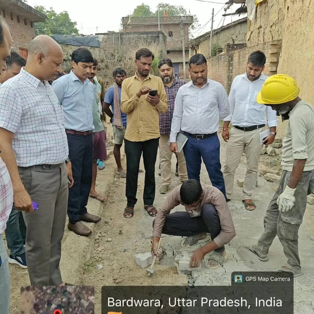 आज दिनांक 07.10.2026 को जल जीवन मिशन के अंतर्गत निर्माणाधीन चांदी बांगर ग्राम समूह पेयजल योजना के अंतर्गत अपर जिलाधिकारी (नमामि गंगे) महोदय एवं अधिशासी अभियंता, उत्तर प्रदेश जल निगम (ग्रामीण), चित्रकूट द्वारा ग्राम पहाड़ी एवं बरद्वारा का स्थलीय निरीक्षण किया गया।
निरीक्षण के दौरान पाया गया कि ग्राम पहाड़ी में फर्म एल एंड टी द्वारा पाइपलाइन की टेस्टिंग एवं कमीशनिंग का कार्य प्रगति पर है तथा दिनांक 01.10.2026 से 10.11.2026 तक संचालित रोड पुनर्स्थापना अभियान के अंतर्गत ग्राम बरद्वारा में रोड रेस्टोरेशन का कार्य प्रगति पर है।
निरीक्षण के दौरान फर्म एल एंड टी के कंस्ट्रक्शन मैनेजर श्री विपिन पाण्डेय को निर्देशित किया गया कि उक्त दोनों ग्रामों में दिनांक 10.10.2026 तक समस्त अवशेष कार्य पूर्ण करते हुए पेयजल आपूर्ति प्रारंभ कराना सुनिश्चित करें। साथ ही योजनांतर्गत समस्त ग्रामों में पाइपलाइन बिछाने के दौरान क्षतिग्रस्त/अवशेष सड़कों का मानक के अनुरूप रोड रेस्टोरेशन कार्य प्रत्येक दशा में दिनांक 10.11.2026 तक पूर्ण कराना सुनिश्चित करें।
