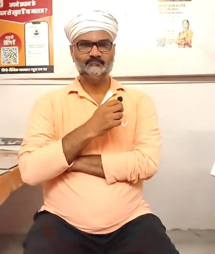 बड़ा दावा… यूपी की सियासत में आने वाला है बड़ा बदलाव!
“एके शर्मा होंगे यूपी के अगले मुख्यमंत्री, योगी आदित्यनाथ जाएंगे प्रधानमंत्री की कुर्सी पर!”
दलित चिंतक एड. राजेंद्र राम के इस बड़े बयान ने यूपी की सियासत में नई चर्चा छेड़ दी है। वहीं ज्ञानेश कुमार को लेकर भी उन्होंने खुलकर अपनी राय रखी और कहा - देशहित में उठाया गया कदम सही है, उन्हें कोई हटा नहीं सकता।
आखिर क्या है इस पूरे राजनीतिक बयान के पीछे की कहानी?
क्या यूपी में नेतृत्व परिवर्तन की पटकथा तैयार हो चुकी है?
और ज्ञानेश कुमार को लेकर राजेंद्र राम ने ऐसा क्या कहा कि सियासी गलियारों में चर्चा तेज हो गई?
देखिए एड. राजेंद्र राम का पूरा UNCut बयान—इस खास वीडियो में।
आप क्या सोचते हैं? कमेंट में अपनी राय जरूर बताएं।
#UPPolitics #AKSharma #YogiAdityanath #GyaneshKumar #RajendraRam #MauLive #UPNews #PoliticalNews #ViralVideo