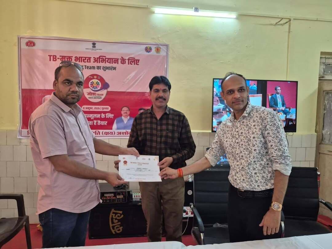 टीबी मुक्त पंचायतों के सम्मान के साथ जोश टीम का शुभारंभ
--
कलेक्टर श्री साकेत मालवीय के निर्देशन एवं डॉ. अलका त्रिवेदी मुख्य चिकित्सा एवं स्वास्थ्य अधिकारी (CMHO) की अध्यक्षता में आज जोश टीम का शुभारंभ किया गया। कार्यक्रम का सीधा प्रसारण नई दिल्ली स्थित भारत मंडपम से किया गया।
कार्यक्रम में डॉ. डी.के. भार्गव , जनप्रतिनिधि श्री धर्मेंद्र रघुवंशी सहित अन्य जनप्रतिनिधि एवं राष्ट्रीय क्षय उन्मूलन कार्यक्रम (NTEP) का स्टाफ उपस्थित रहा।
इस अवसर पर वर्ष 2025 में टीबी मुक्त घोषित 88 ग्राम पंचायतों को उनके उल्लेखनीय योगदान के लिए सम्मानित किया गया। कार्यक्रम का उद्देश्य टीबी उन्मूलन के प्रयासों को और अधिक प्रभावी बनाते हुए जनभागीदारी एवं जागरूकता को बढ़ावा देना है।
#ashoknagar