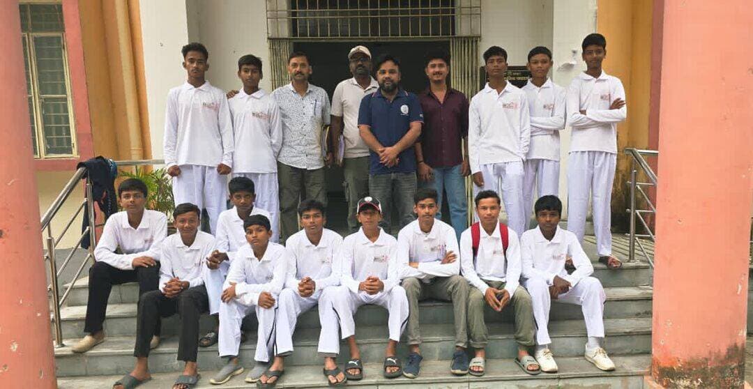 अररिया, 08 अक्टूबर 2026
प्रमंडल स्तरीय विद्यालय खेल प्रतियोगिता में अररिया के खिलाड़ियों का शानदार प्रदर्शन, विभिन्न खेलों में जीते मेडल
खेल विभाग तथा बिहार राज्य खेल प्राधिकरण, पटना के तत्वावधान में पूर्णिया प्रमंडल स्तरीय विद्यालय खेल प्रतियोगिता का आयोजन 07 से 10 अक्टूबर 2026 तक पूर्णिया में किया जा रहा है। इस प्रतियोगिता में अररिया जिला के खिलाड़ी विभिन्न खेलों में पूरी ऊर्जा और उत्साह के साथ अपनी सहभागिता निभा रहे हैं।
दिनांक 08 अक्टूबर 2026 को प्रमंडल स्तरीय खेल के अंतर्गत अररिया जिला से क्रिकेट (U-14 बालक), खो-खो (बालक एवं बालिका U-17), कबड्डी (बालक एवं बालिका U-17), शतरंज (बालक एवं बालिका U-17), फुटबॉल (U-14 बालक), बैडमिंटन (U-17 बालिका) तथा एथलेटिक्स (U-17 बालक/बालिका) की टीमों को जिला खेल पदाधिकारी, अररिया द्वारा पूर्णियां रवाना किया गया।
जिला खेल पदाधिकारी, अररिया श्री सान्याल कुमार द्वारा खिलाड़ियों को उनके उज्ज्वल भविष्य की शुभकामनाएं दी गई। इस अवसर पर शारीरिक शिक्षक मो. नौशाद आलम, बंटी कुमार, आफताब आलम उपस्थित रहे। इसके साथ ही, खिलाड़ियों की सहभागिता सुनिश्चित कराने के लिए टीम मैनेजर के रूप में ध्रुव विराजी, पवन कुमार संतोष, गुंजन कुमारी, लिपिन मुर्मु, विक्की कुमार और रूपेश राज पूर्णिया प्रस्थान किए हैं।
पूर्णिया में खेले गए विभिन्न मुकाबलों में अररिया जिले के खिलाड़ियों ने बेहतरीन प्रदर्शन करते हुए कई पदक अपने नाम किए हैं। परिणाम इस प्रकार हैं:
एथलेटिक्स (U-14 बालक एवं बालिका)
रितेश कुमार मरिख:
600 मीटर दौड़ – प्रथम स्थान (गोल्ड मेडल)
400 मीटर दौड़ – प्रथम स्थान (गोल्ड मेडल)
80 मीटर हर्डल्स – तृतीय स्थान (ब्रॉन्ज मेडल) (विद्या मंदिर, फारबिसगंज)
नन्हे कुमार मंडल (U-14):
डिस्कस थ्रो – प्रथम स्थान (गोल्ड मेडल)
4 \times 100 मीटर रिले रेस (बालक):
आयुष प्रियदर्शी, नन्हे कुमार मंडल, अभिजित कुमार और रितेश कुमार मरिख की टीम – द्वितीय स्थान (सिल्वर मेडल)
निशा कुमारी:
200 मीटर दौड़ – तृतीय स्थान (ब्रॉन्ज मेडल)
हानिया (बालिका):
400 मीटर दौड़ – द्वितीय स्थान (सिल्वर मेडल)
बैडमिंटन
इमाम हसन (U-14): उपविजेता
प्रियांशु (U-17): उपविजेता
उत्कर्ष तिवारी (U-14): तृतीय स्थान
मो. सैफ (U-19): तृतीय स्थान
अररिया जिले के खिलाड़ियों के इस शानदार प्रदर्शन से जिले में खुशी का माहौल है। जिलावासियों और खेल प्रेमियों ने सभी विजेता खिलाड़ियों और टीम अधिकारियों को बधाई दी है।
जिला प्रशासन अररिया
Information & Public Relations Department, Government of Bihar