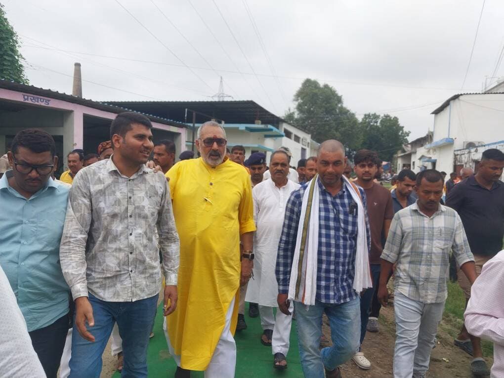 बरौनी प्रखंड में 'सेवा संकल्प अभियान' के तहत 'सेवा सेतु शिविर-सरकार आपके द्वार' का भव्य आयोजन
संवाददाता मुकेश कुमार
बरौनी (बेगूसराय):स्थानीय प्रखंड परिषद परिसर में बृहस्पतिवार को 'सेवा संकल्प अभियान' के अंतर्गत 'सेवा सेतु शिविर-सरकार आपके द्वार' कार्यक्रम का आयोजन किया गया। इस शिविर का कुशल संचालन डॉ. कुंदन कुमार द्वारा किया गया। शिविर में जन कल्याणकारी योजनाओं का लाभदेने के लिए विभिन्न विभागों के स्टॉल लगाए गए थे, जहाँ कुल 435 आवेदन प्राप्त हुए।
विभिन्न विभागों की रही सक्रिय उपस्थिति शिविर में स्वास्थ्य विभाग, कृषि विभाग, विद्युत विभाग, जीविका, और वृद्धा पेंशन से संबंधित स्टॉल सजाए गए थे, जहाँ आम जनता ने पहुँचकर अपनी समस्याओं और योजनाओं से जुड़े आवेदन जमा किए। स्वास्थ्य विभाग की ओर से विशेष रूप से महिलाओं और जीविका दीदियों में होने वाली गंभीर बीमारी (कैंसर) की रोकथाम के लिए मुप की व्यवस्था की गई थी, जिससे बड़ी संख्य। न महिलाओं ने लाभ५., जिससे बड़ी संख्या में महिलाओं उठाया।
विधायक और केंद्रीय मंत्री का कड़ा रुख पंडाल के अंदर स्थानीय विधायक कुंदन कुमार ने जनता को संबोधित करते हुए स्पष्ट निर्देश दिया कि शिविर में आवेदन देने के एक सप्ताह के भीतर कार्य शुरू हो जाना चाहिए। यदि एक सप्ताह में काम शुरू नहीं हुआ, तो दूसरा नोटिस दिया जाएगा और 14 दिन के भीतर काम न होने पर संबंधित विभागीय टीम के खिलाफ कड़ी कार्रवाई की जाएगी।कार्यक्रम में केंद्रीय मंत्री गिरिराज सिंह ने भी शिरकत की। उन्होंने सभी विभागों के स्टॉल पर जाकर मिलने वाली सुविधाओं का जायजा लिया और आम जनता तथा सिलाई सेंटर में मौजूद जीविका दीदियों से सीधा संवाद कर उनकी परेशानियां सुनीं।पेयजल संकट और बियाडा की भूमि पर केंद्रीय मंत्री की दो क चेतावनी केंद्रीय मंत्री गिरिराज सिंह ने क्षेत्र में गहराते पेयजल संकट और के रोजगार को लेकर तीखा आक्रोश व्यक्त)...। उन्होंने स्थानीयताजा आक्रोश व्यक्त किया। उन्होंने स्थानाप प्रशासनिक अधिकारियों और बियाडा (BIADA) के अधिकारियों को चेतावनी देते हुए कहाः
"यहाँ के युवाओं का हक छीना जा रहा है। अगर यहाँ के गरीबों और नौजवानों को हक से वंचित किया गया, तो हम अधिकारियों को भी यहाँ टिकने नहीं देंगे। जमीन से पानी इस कदर निकाला जा रहा है कि कई जगहों पर सबमर्सिबल बोरिंग और चापाकल सूख चुके हैं।"
उन्होंने बबीता दीदी और जीविका की अन्य बहनों को संबोधित करते हुए इस मुद्दे पर एक ठोस रणनीति बनाने और आंदोलन की तारीख तय करने का आह्वान किया। साथ ही, उन्होंने किसानों की समस्याओं के त्वरित निष्पादन के लिए जिला प्रशासन को सीधे तौर पर मामलों की निगरानी करने का निर्देश दियाकरो-या-मरोः टैक्स और होल्डिंग मामलों पर निर्देश
शिविर के दौरान नगर परिषद के कार्यपालक अभियंता से जुड़े मामलों पर भी चर्चा हुई। जिन गरीबों को पानी का कनेक्शन तक नसीब नहीं हुआ है, उनके नाम पर टैक्स और होल्डिंग थोपेजाने की शिकायतों पर केंद्रीय मंत्री और जनप्रतिनिधियों ने नाराजगी जताई और बिना कनेक्शन के लगाए गए शुल्कों को तुरंत माफ करने की बात कही। मौके पर इस अवसर पर प्रखंड विकास पदाधिकारी (BDO) अनु रंजन कुमार, अंचलाधिकारी हेमंत अंकुर, नगर परिषद बीहट से अनीता देवी, बबीता देवी, कार्यपालक अभियंता अविनाश कुमार, कार्यपालक सहायक राजकुमार, सुनील सिंह, राजीव कुमार वर्मा, शंभू सिंह, यशस्वी आनंद, राजा कुमार, सुमन कुमार, शैलेंद्र सिंह, मनोज यादव (मनरेगा पीओ), मुकेश, बिजली विभाग विष्णु कांत पंडित. केशव कुमार. मुन्ना कुमार रविंद्र सिंह, सुरेंद्र सिंह, दिलीप सिंह, राहुल सिंह, राजस्व अधिकारी राम विनय ठाकुर नितेश कुमार रितेश कुमार सहित कदमा देवी, माला देवी, अन्नपूर्णा देवी, सविता देवी, सरिता देवी और कुमकुम देवी समेत बड़ी संख्या में स्थानीय जनप्रतिनिधि, जीविका दीदी और ग्रामीण जनता उपस्थित थी