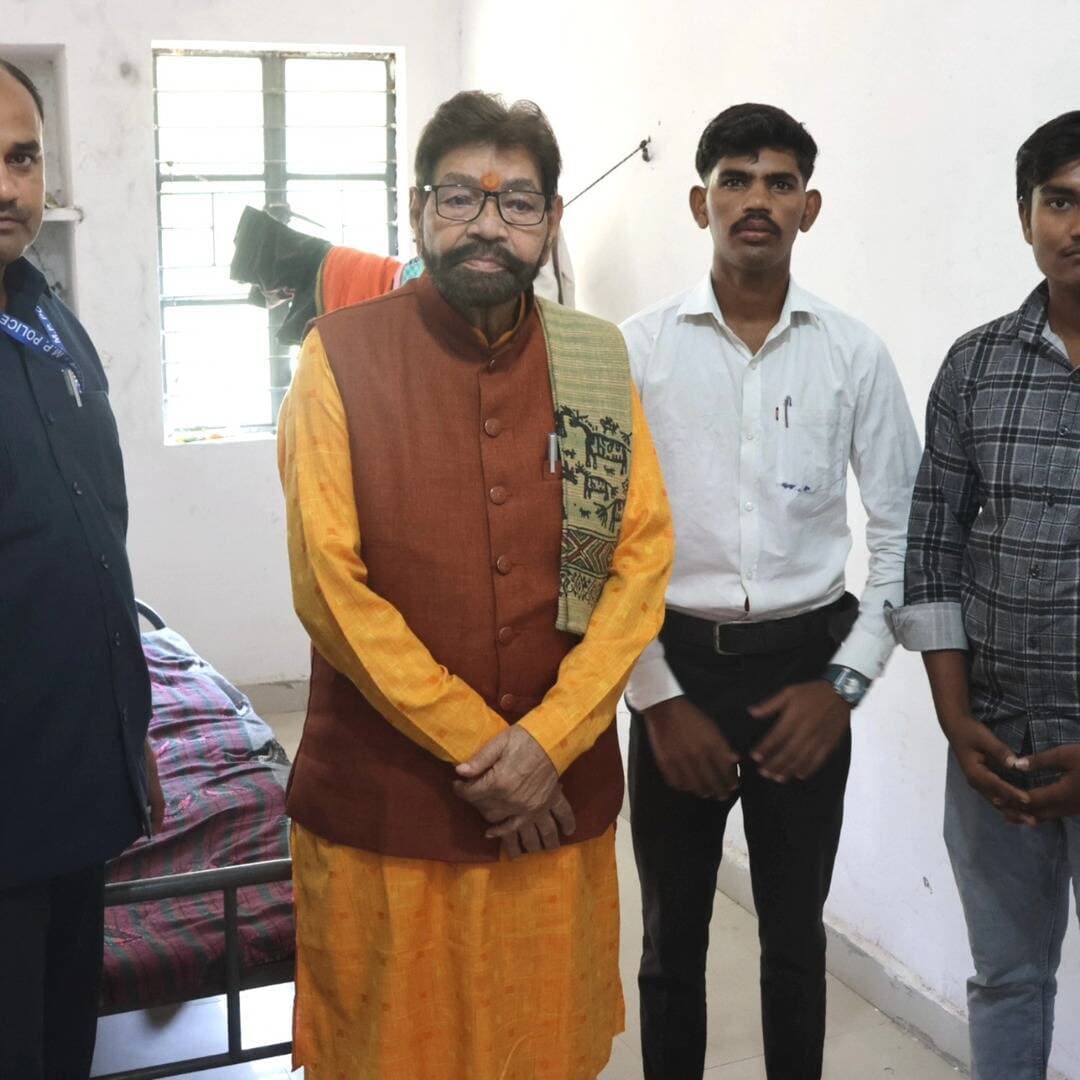 मुरैना -
मुरैना में पिछड़ा वर्ग आयोग के अध्यक्ष डॉ. रामकृष्ण कुसमरिया ने दो छात्रावासों का निरीक्षण कर व्यवस्थाओं का जायजा लिया। उन्होंने आवश्यक मरम्मत और नवीनीकरण के निर्देश दिए, साथ ही विद्यार्थियों से भोजन, पेयजल और पढ़ाई की सुविधाओं की जानकारी ली। कन्या छात्रावास में छात्राओं के साथ भोजन कर पौधरोपण भी किया।