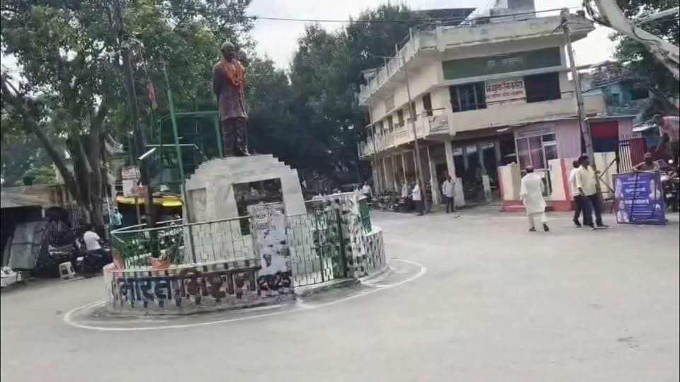 जिला प्रशासन अलर्ट उतरवाया गया बैनर और पोस्टर