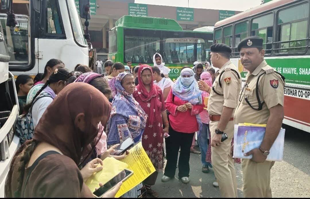 राष्ट्रीय साइबर सुरक्षा माह के तहत जिला पुलिस का विशेष जागरूकता अभियान, बस स्टैंड व मीना मार्केट में लोगों को साइबर ठगी से बचाव के उपाय बताए।थाना साइबर अपराध प्रभारी निरीक्षक रविंद्र ने पंपलेट बांटकर किया जागरूक,ऑनलाइन लेनदेन में सावधानी बरतने व ओटीपी,यूपीआई पिन साझा न करने की अपील।
