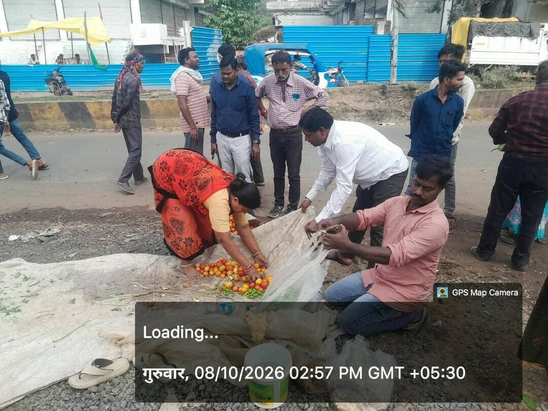 *कलेक्टर के निर्देश पर नगर परिषद की कार्रवाई*
*मुख्य मार्ग से अतिक्रमण हटाया, डिवाइडर की छंटाई व रंग-रोगन शुरू*
नगर की यातायात एवं स्वच्छता व्यवस्था को बेहतर बनाने के उद्देश्य से कलेक्टर श्रीमती अंजू पवन भदौरिया के निर्देश पर नगर परिषद डिण्डौरी ने मुख्य मार्ग से अतिक्रमण हटाने की कार्रवाई शुरू की। साथ ही डिवाइडर पर लगे पेड़ों की छंटाई एवं रंग-रोगन का कार्य भी प्रारंभ कराया गया।
उल्लेखनीय है कि एक दिन पूर्व नगर अध्यक्ष श्री कान्हा शर्मा ने नगर की यातायात, अतिक्रमण, साफ-सफाई एवं सार्वजनिक सुविधाओं से जुड़ी 7 सूत्रीय मांगें कलेक्टर के समक्ष रखी थीं। कलेक्टर के निर्देश के बाद नगर परिषद ने अगले ही दिन कार्रवाई प्रारंभ कर दी।
दुर्गा मंदिर के पास अतिक्रमण हटाने के दौरान विवाद की स्थिति भी बनी। नगर परिषद की ओर से कोतवाली थाना डिण्डौरी में शिकायत दर्ज कराई गई है। कार्रवाई के दौरान राजस्व प्रभारी श्री आशीष कोरी सहित नगर परिषद का अमला मौजूद रहा।
मुख्य मार्ग को व्यवस्थित रखने, यातायात सुचारू बनाने एवं नगर के सौंदर्यीकरण के लिए आगामी दिनों में भी आवश्यक कार्रवाई जारी रहने की उम्मीद है।
#Sevasankalp #Dindori #DindoriDistrict #MadhyaPradesh #NagarParishadDindori #CollectorDindori #EncroachmentRemoval #TrafficManagement #CleanDindori #CleanCity #CityBeautification #RoadSafety #PublicFacilities #UrbanDevelopment #TrafficManagement #SwachhDindori #MunicipalAction #DindoriAdministration #Jansampark