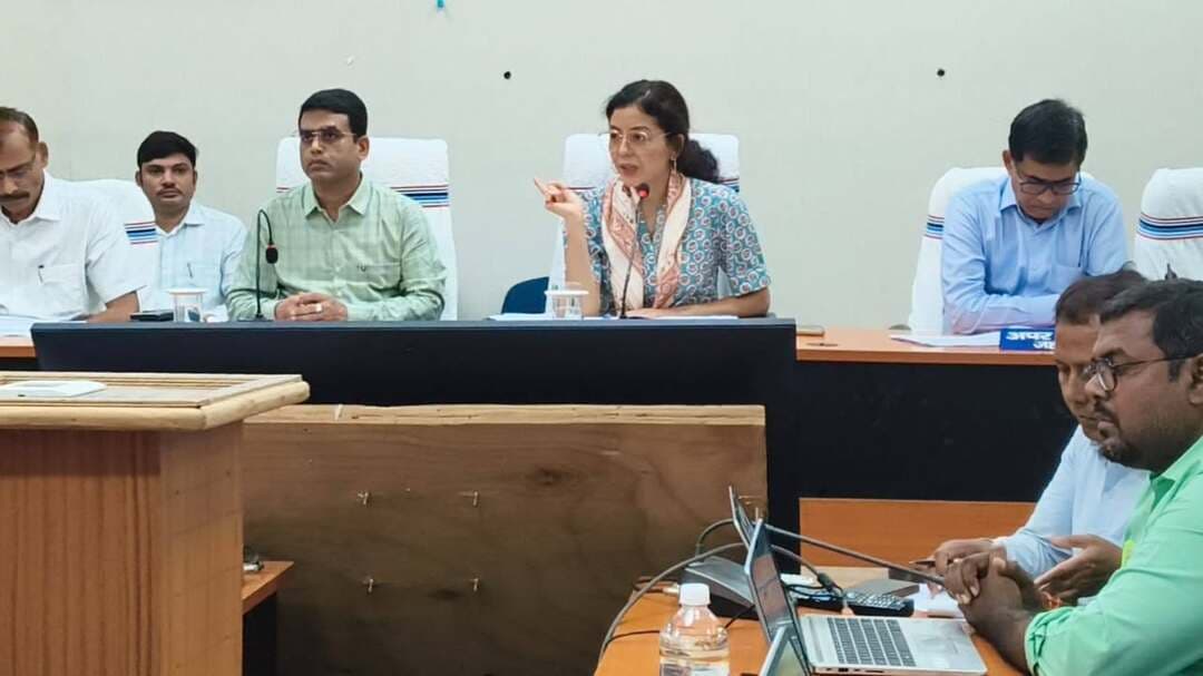 लंबित योजनाओं में तेजी लाएं, गुणवत्ता से समझौता नहीं : डीएम
जहानाबाद : जिला पदाधिकारी छिरिङ वाई भूटिया की अध्यक्षता में गुरुवार को जिला स्तरीय अनुश्रवण एवं समन्वय समिति की मासिक बैठक हुई। इसमें विभिन्न तकनीकी एवं गैर-तकनीकी विभागों की योजनाओं की प्रगति और लंबित मामलों की समीक्षा की गई। डीएम ने लंबित कार्यों को निर्धारित समय-सीमा में पूरा कराने तथा योजनाओं की गुणवत्ता सुनिश्चित करने का निर्देश दिया।
बैठक में पिछली बैठक के 116 अनुपालन बिंदुओं की समीक्षा की गई। इनमें 22 का अनुपालन पूरा, 75 प्रक्रियाधीन और 19 बिंदु लंबित पाए गए। डीएम ने प्रक्रियाधीन एवं लंबित मामलों के शीघ्र निष्पादन का निर्देश दिया।
हेल्थ एंड वेलनेस सेंटर, अतिरिक्त प्राथमिक स्वास्थ्य केंद्र, आंगनबाड़ी केंद्र, विद्यालय और महादलित टोलों में सामुदायिक भवन समेत विभिन्न योजनाओं के लिए भूमि उपलब्ध कराने और सीमांकन में तेजी लाने को कहा गया। लोक स्वास्थ्य अभियंत्रण विभाग की 91 जलापूर्ति योजनाओं से जुड़े लंबित भूमि मामलों के शीघ्र निष्पादन, खराब चापाकलों की मरम्मत और महत्वपूर्ण सार्वजनिक स्थलों पर बिजली आपूर्ति सुनिश्चित करने का निर्देश दिया गया।
नगर परिषद क्षेत्र में स्टॉर्म वाटर ड्रेनेज योजना के तहत निर्माणाधीन नाला कार्य की अनुमंडल पदाधिकारी को लगातार निगरानी करने को कहा गया। डीएम ने स्पष्ट किया कि कार्य की प्रगति और गुणवत्ता में सुधार होने तक संबंधित वेंडर को भुगतान नहीं किया जाए।
कायाकल्प योजना की समीक्षा में बताया गया कि विभिन्न विभागों ने अब तक करीब 51 करोड़ रुपये की प्रविष्टि की है। डीएम ने कार्यों की नियमित निगरानी कर गुणवत्तापूर्ण और परिणामोन्मुखी क्रियान्वयन सुनिश्चित करने को कहा।
प्रधानमंत्री सूर्य घर मुफ्त बिजली योजना के तहत जिले में कार्यरत सभी सरकारी पदाधिकारियों एवं कर्मियों को अपने आवास पर छत सौर संयंत्र लगवाने के लिए प्रोत्साहित करने का निर्देश दिया गया। वहीं निर्माणाधीन योजनाओं को निर्धारित गुणवत्ता मानकों के अनुरूप समय पर पूरा करने को कहा गया।
सड़क एवं पुल निर्माण की समीक्षा के दौरान एसएस कॉलेज के समीप प्रस्तावित हाई ओवर ब्रिज के लिए लंबित भूमि मामले का शीघ्र निष्पादन, अतिक्रमण हटाने और निर्माण कार्य शुरू कराने का निर्देश दिया गया। रघुनी चौक के समीप भूमि संबंधी समस्या का समाधान कर ग्रामीण कार्य विभाग को सहयोग उपलब्ध कराने को कहा गया।
जिला पंचायत राज पदाधिकारी को सभी पंचायत कार्यालयों में पंचायत कर्मियों की नियमित एवं समय पर उपस्थिति सुनिश्चित कराने का निर्देश दिया गया। बैठक में विभिन्न विभागों के वरीय पदाधिकारी एवं तकनीकी तथा अभियंत्रण विभागों के अधिकारी मौजूद रहे।