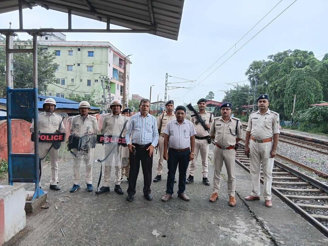 विधि-व्यवस्था को लेकर जिले में चला सघन जांच अभियान
जहानाबाद : विधि-व्यवस्था बनाए रखने एवं आमजनों की सुरक्षा को लेकर गुरुवार को जिला प्रशासन और पुलिस प्रशासन की ओर से जिले के विभिन्न क्षेत्रों में नियमित गश्ती एवं सघन जांच अभियान चलाया गया। इस दौरान प्रमुख चौक-चौराहों, संवेदनशील स्थलों और रेलवे स्टेशन पर पुलिस टीम ने विशेष निगरानी रखी।
अभियान के दौरान संदिग्ध गतिविधियों पर नजर रखने के साथ महत्वपूर्ण स्थानों की सघन जांच की गई। पुलिस बल को लगातार गश्ती करने और किसी भी आपात स्थिति से प्रभावी ढंग से निपटने के लिए सतर्क रहने का निर्देश दिया गया।
पुलिस प्रशासन ने बताया कि जिले में शांति एवं विधि-व्यवस्था बनाए रखने के उद्देश्य से नियमित गश्ती और जांच अभियान आगे भी जारी रहेगा। आमजनों की सुरक्षा को लेकर पुलिस बल को लगातार सक्रिय रहने का निर्देश दिया गया है।