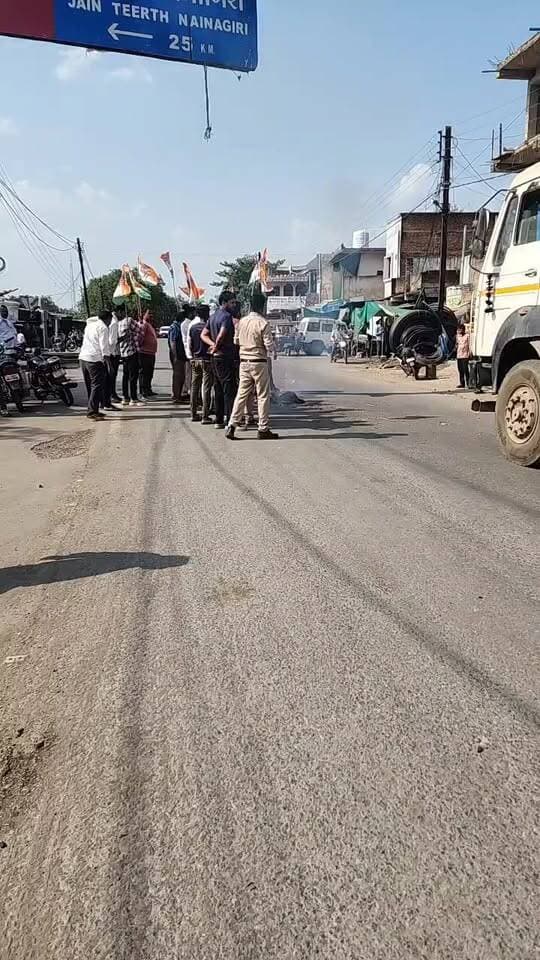 🔥 बकस्वाहा में कांग्रेस का जोरदार प्रदर्शन 🔥
दिल्ली में विपक्षी नेताओं पर हुई कार्रवाई के विरोध में बकस्वाहा में कांग्रेस कार्यकर्ताओं ने सड़क पर उतरकर किया प्रदर्शन। बस स्टैंड पर जमकर नारेबाजी के बाद प्रधानमंत्री नरेंद्र मोदी, गृहमंत्री अमित शाह के पुतलों का दहन कर विरोध जताया गया।
📍 बकस्वाहा से देखिए प्रदर्शन का LIVE वीडियो…
🎥 पूरी तस्वीर वीडियो में देखें और अपनी राय कमेंट में बताएं।
#बकस्वाहा #कांग्रेस #Congress #प्रदर्शन #विरोधप्रदर्शन #मोदी #अमितशाह #ज्ञानेशकुमार #छतरपुर #बुंदेलखंड #MPNews #BakswahaNews #LiveNews #BreakingNews