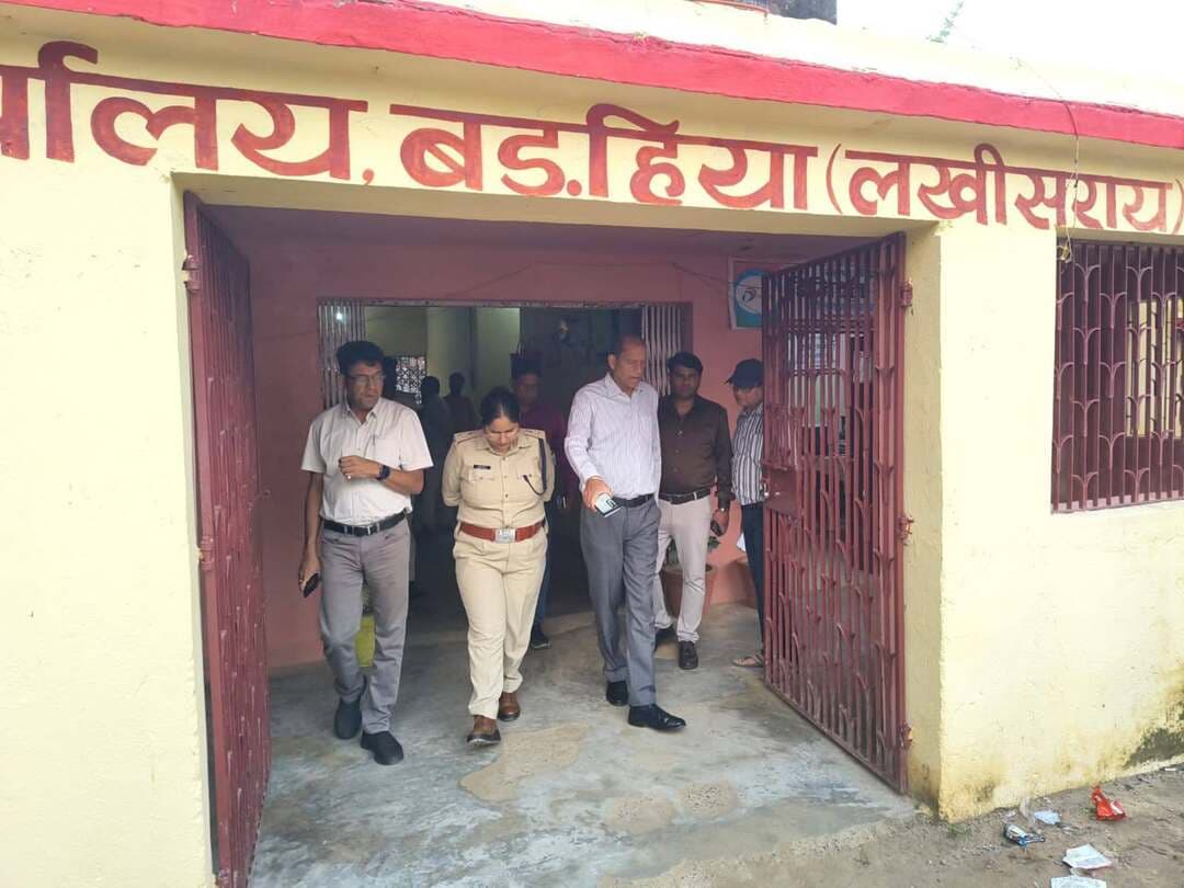 कोशी स्नातक निर्वाचन: बड़हिया में मतदान केंद्रों का डीएम-एसपी ने लिया जायजा
लखीसराय। कोशी स्नातक निर्वाचन को लेकर जिला प्रशासन ने तैयारियां तेज कर दी हैं। इसी क्रम में गुरुवार को डीएम शैलेंद्र कुमार के नेतृत्व में अधिकारियों ने बड़हिया प्रखंड क्षेत्र के विभिन्न मतदान केंद्रों का निरीक्षण किया।
इस दौरान डीएम शैलेंद्र कुमार, एसपी प्रेरणा कुमार, एडीएम नीरज कुमार एवं डीडीसी सुमित कुमार ने मतदान केंद्रों पर उपलब्ध मूलभूत सुविधाओं और सुरक्षा व्यवस्था का जायजा लिया। अधिकारियों ने साफ-सफाई, पेयजल, बिजली, शौचालय, प्रवेश-निकास सहित अन्य व्यवस्थाओं की जानकारी ली।
डीएम ने संबंधित अधिकारियों को निर्देश दिया कि निर्वाचन से जुड़ी सभी तैयारियां समय पर पूरी करें। मतदान केंद्रों पर मतदाताओं के लिए सुरक्षित और सुगम वातावरण सुनिश्चित करने के साथ सुरक्षा व्यवस्था को भी दुरुस्त रखने का निर्देश दिया गया। निरीक्षण के दौरान संबंधित प्रखंड एवं निर्वाचन पदाधिकारी-कर्मी मौजूद रहे।