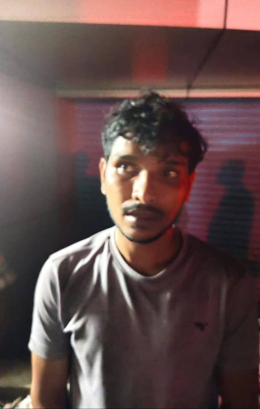 ഓപ്പറേഷൻ തൂഫാൻ : അതിഥി തൊഴിലാളികൾ ഹെറോയിനുമായി പിടിയിൽ
ആലപ്പുഴ ഹരിപ്പാട് KSRTC പരിസരത്ത് നടത്തിയ പരിശോധനയിൽ 30 ഗ്രാം ഹെറോയിനുമായി രണ്ട് അതിഥി തൊഴിലാളികൾ പിടിയിൽ. വെസ്റ് ബംഗാൾ സ്വദേശികളായ 1. ഷെയ്ക്ക് സയ്ഫുൾ -29 , മജിദ് പൂർ , മാൽഡ, 2. മോട്ടിൽ നടപ്പു -27 , മിറാജ്പ്പൂർ , മാൽഡ എന്നിവരാണ് പിടിയിലായത്. ജില്ലാ ലഹരി വിരുദ്ധ സ്ക്വാഡും ഹരിപ്പാട് പോലീസും ചേർന്ന് നടത്തിയ പരിശോധനയിലാണ് ഹെറോയിൻ കണ്ടെത്തിയത്. തൂഫാൻ ആരംഭിച്ചതിന്ശേഷം ജില്ലയിലെ റെയിൽവേ സ്റ്റേഷൻ , KSRTC Stand എന്നിവിടങ്ങളിൽ ശക്തമായ പരിശോധനകളാണ് നടത്തി വരുന്നത്. കേരളത്തിന് പുറത്ത് നിന്ന് അതിഥി തൊഴിലാളികൾ വൻതോതിൽ മയക്ക് മരുന്ന് ശേഖരിച്ച് കേരളത്തിൽ കൊണ്ടുവന്ന് വിൽപ്പന നടത്തി വലിയ സാമ്പത്തിക ലാഭം ഉണ്ടാക്കുന്നുവെന്ന രഹസ്യ വിവരം ലഭിച്ചതിൻ്റെ അടിസ്ഥാനത്തിൽ നടത്തിയ നിക്കത്തിലാണ് പോലീസ് ഇവരെ പിടികുടിയത്. നാട്ടിൽ പോയി പലപ്രാവിശ്യം ലഹരി മരുന്ന് കൊണ്ട് വന്നിട്ടുണ്ടെങ്കിലും ആദ്യമായാണ് ഇവർ പിടിക്കപ്പെട്ടത്. കഴിഞ്ഞ 6 മാസമായി ജില്ലാ ലഹരി വിരുദ്ധ ടിം ഇയാളെ നിരന്തരം നിരീക്ഷിച്ചു വരികയായിരുന്നു. നർക്കോട്ടിക് സെൽ ഡിവൈഎസ്പി പങ്കജാക്ഷൻ B, നർക്കോട്ടിക് സെൽ ഇൻസ്പെക്ടർ ഓഫ് പോലീസ് ശ്രീജിത്ത് എന്നിവരുടെ നേതൃത്വത്തിലുള്ള ജില്ലാ ലഹരി വിരുദ്ധ സ്ക്വാഡ് അംഗങ്ങളും കായംകുളം ഡിവൈഎസ്പി രാജപ്പൻ റ്റി യുടെ യുടെ നേതൃത്വത്തിലുള്ള ISHO വിനോദ്കുമാർ B , SI ഉദയകുമാർ. ASI മാരായ ഷിഹാബ് , ഷുക്കൂർ, CPO മാരായ പ്രശാന്ത്, മിഥുൻ എന്നിവരാണ് പ്രതിയെ പിടികൂടിയ സംഘത്തിൽ ഉണ്ടായിരുന്നത്. ഓപ്പറേഷൻ തൂഫാൻ്റെ ഭാഗമായി ജില്ലാ പോലീസ് മേധാവി വിഷ്ണു പ്രദീപ് ടി കെ ഐപിഎസ് ഒരോ പോലീസ് സ്റ്റേഷനിലും പ്രത്യേകം തൂഫാൻ ടീം രുപികരിച്ച് ലഹരി ക്കെതിരെ ശക്തമായ നടപടികളാണ് സ്വീകരിച്ചു വരുന്നത്. ജില്ലയിൽ എല്ലായിടത്തും പരിശോധനകൾ ശക്തമാക്കുമെന്നും എല്ലാ ലഹരി വിൽപ്പന കൂരെയും അവരുടെ സംഘങ്ങൾക്ക് എതിരെ ശക്തമായ നടപടികൾ കൈക്കൊള്ളുമെന്നും ജില്ലാ പോലീസ് മേധാവി പറഞ്ഞു.