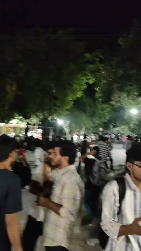 RTU में छात्र की मौत पर बवाल: ‘सांप के काटने’ के आरोप से मचा हड़कंप, मेन गेट बंद कर धरने पर बैठे स्टूडेंट्स