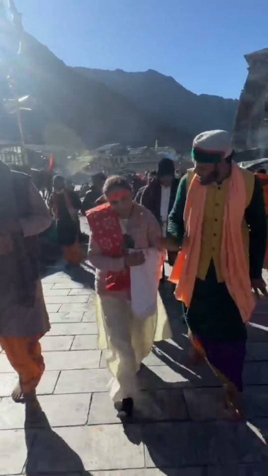 बॉलीवुड अभिनेत्री रानी मुखर्जी ने केदारनाथ धाम पहुंचकर बाबा केदारनाथ के दर्शन किए और मंदिर में पूजा-अर्चना की। अभिनेत्री के धाम पहुंचने की खबर मिलते ही श्रद्धालुओं और स्थानीय लोगों में उत्सुकता देखने को मिली। रानी मुखर्जी ने बाबा केदारनाथ के दर्शन कर देश-प्रदेश की सुख-समृद्धि की कामना की। इस दौरान मंदिर परिसर में मौजूद श्रद्धालुओं ने उन्हें देखा और उनके साथ फोटो लेने को लेकर भी उत्साह नजर आया। केदारनाथ धाम में इन दिनों बड़ी संख्या में श्रद्धालु पहुंच रहे हैं। बॉलीवुड और अन्य क्षेत्रों की हस्तियों का भी बाबा केदार के दर्शन के लिए धाम पहुंचने का सिलसिला जारी है। तीर्थ पुरोहित हिमांशु तिवाड़ी द्वारा पूजा अर्चना की गयी सम्पन्न।