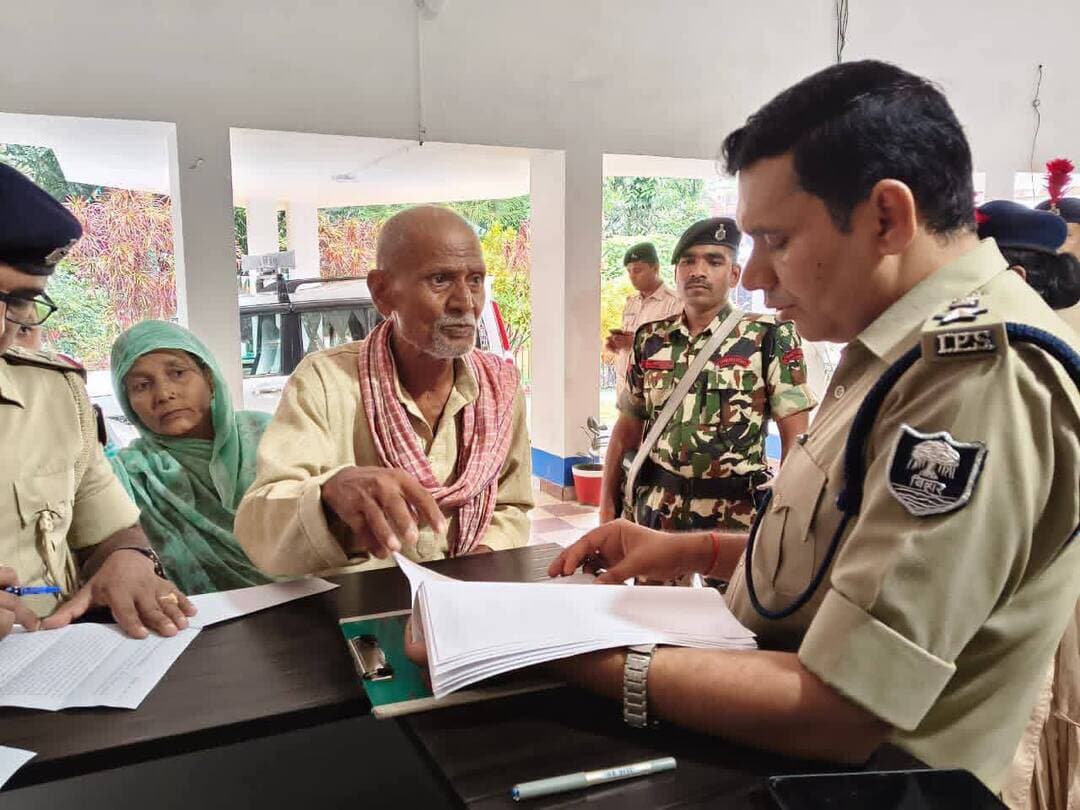 पुलिस अधीक्षक, किशनगंज के द्वारा पुलिस कार्यालय, किशनगंज में जन सुनवाई का आयोजन किया गया। जन सुनवाई के दौरान आम नागरिकों द्वारा प्रस्तुत विभिन्न समस्याओं एवं शिकायतों को गंभीरतापूर्वक सुना गया।