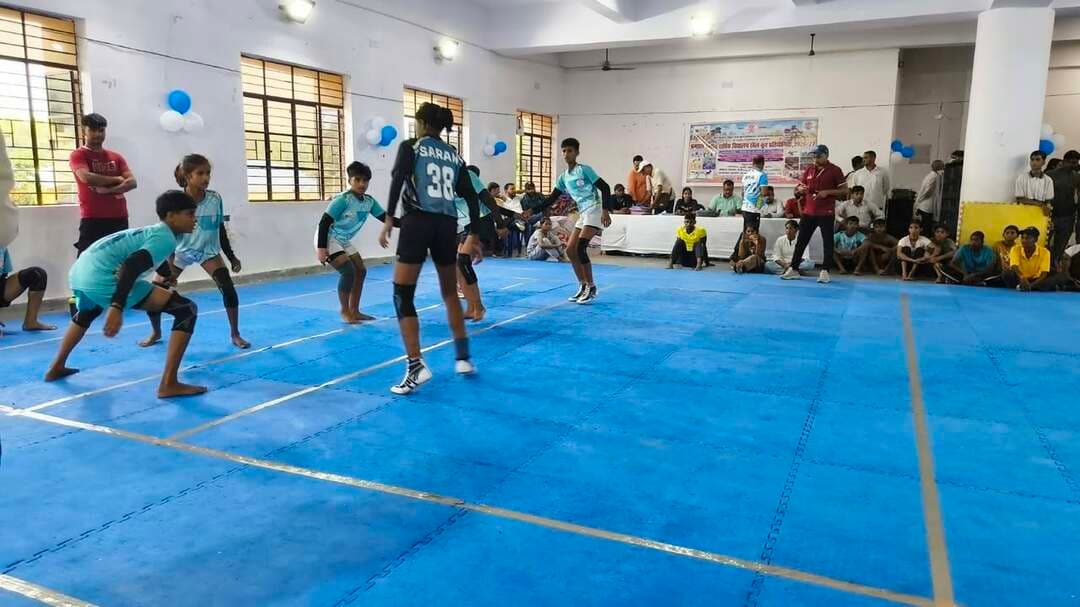 प्रमंडल स्तरीय वार्षिक विद्यालय खेलकूद प्रतियोगिता 2026-27 में खिलाड़ियों का शानदार प्रदर्शन
==================
सारण,08 अक्टूबर 2026
=================
सारण प्रमंडल स्तरीय वार्षिक विद्यालय खेलकूद प्रतियोगिता 2026-27 के अंतर्गत आयोजित विभिन्न खेल विधाओं में सारण, सीवान एवं गोपालगंज जिले के खिलाड़ियों द्वारा शानदार प्रदर्शन किया जा रहा है। प्रतियोगिता के दौरान खिलाड़ियों ने पूरे उत्साह, अनुशासन एवं खेल भावना के साथ अपनी प्रतिभा का प्रदर्शन किया।
योगासन प्रतियोगिता के परिणाम
अंडर-19 बालिका वर्ग:
रूबी कुमारी, रोशनी कुमारी, भारती कुमारी एवं स्नेहा कुमारी ने स्वर्ण पदक प्राप्त किया। वहीं गोपालगंज की खुशी सिंह ने भी स्वर्ण पदक हासिल किया।
अंडर-19 बालक वर्ग:
राजू ओझा, शिवम कुमार, आर्यन राज एवं यशवर्धन कुमार विजेता रहे।
अंडर-17 बालक वर्ग:
गुड्डू कुमार, आकाश कुमार, टिक राजा, श्रेयांश कुमार एवं युवराज कुमार ने शानदार प्रदर्शन किया।
अंडर-17 बालिका वर्ग:
अनुष्का, सुमैया, त्रिशिका, आनंदी एवं सुप्रिया विजेता रहीं।
अंडर-14 बालक वर्ग:
मनु कुमार, अपूर्व आलोक, प्रशांत कुमार एवं पीयूष कुमार ने उत्कृष्ट प्रदर्शन किया।
अंडर-14 बालिका वर्ग:
सोनाली कुमारी, अनुष्का कुमारी, आनंदी, रागिनी कुमारी, अग्रिया एवं समीक्षा कुमारी ने शानदार प्रदर्शन किया।
कबड्डी प्रतियोगिता के परिणाम
अंडर-14 बालिका वर्ग:
🥇 विजेता — सीवान
🥈 उपविजेता — छपरा
अंडर-14 बालक वर्ग:
छपरा एवं सीवान की टीमों ने फाइनल में प्रवेश किया है।
अंडर-17 बालक वर्ग:
छपरा एवं सीवान के बीच फाइनल मुकाबला जारी है।
प्रतियोगिता में खिलाड़ियों के शानदार प्रदर्शन को लेकर जिला प्रशासन एवं खेल विभाग द्वारा उनका उत्साहवर्धन किया गया। उत्कृष्ट प्रदर्शन करने वाले खिलाड़ियों को आगे उच्च स्तरीय प्रतियोगिताओं में अपनी प्रतिभा प्रदर्शित करने का अवसर मिलेगा।