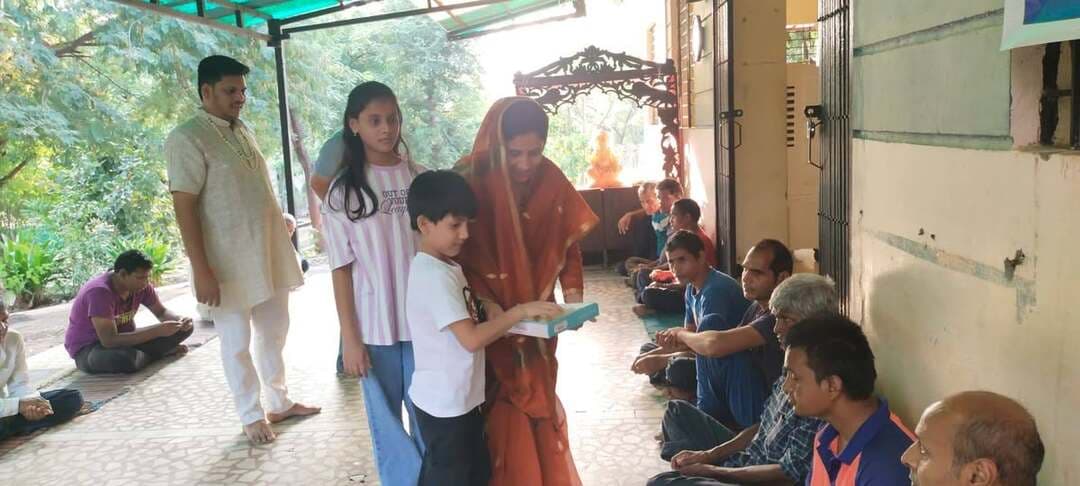 आशा आश्रय में जन्मदिन मनाएं खुशी दोगुनी हो जाएगी नपा अध्यक्ष - श्रीमती चौहान
बड़वानी 08 अक्टूबर 2026/ हम अपना जन्मदिन परिवार में मित्रों के साथ तथा किसी पिकनिक स्पॉट या होटल में जब मानते हैं तो यह उन लोगों के लिए साथ होता है जो सभी इन स्थानों पर जन्मदिन मनाने के लिए सक्षम होते है। जन्मदिन की सार्थकता को समग्रता में समझने के लिए वंचित वर्ग के साथ यदि खुशियों को बांटा जाए तो उनके चेहरे की मुस्कान हमारी खुशी से कई ज्यादा होती है।
उक्त बातें बड़वानी नगर पालिका अध्यक्ष श्रीमती अश्विनी निक्कू चौहान ने अध्यक्ष प्रतिनिधि श्री निक्कू चौहान के जन्मदिन के अवसर पर आशा आश्रय गृह में कहीं। उन्होंने कहा जब हमने पूर्व के आशा आश्रय गृह के कार्यक्रमों में निराश्रित मनोरोगियों को स्वावलंबन एवं स्वाभिमान की गतिविधि में सहभागिता करते हुए देखा तो हमने निश्चय किया कि हम इन्हें समावेशी समाज का आधार देने में सहयोग करेंगे।
इसी कड़ी में आज परिवार सहित हमने श्री निक्कू चौहान जी का जन्मदिन इन्हें भोजन करवा कर एवं मिठाई बांटकर मनाया। इस दौरान अध्यक्ष श्रीमती चौहान ने परिवार सहित कुंडिया बसावट स्थित विशेष आवश्यकता वाले बच्चियों के छात्रावास में भी स्वादिष्ट भोजन करवा कर बालिकाओं का मुंह मीठा कराया। इस दौरान आशाग्राम ट्रस्ट के सचिव डॉ चक्रेश पहाड़िया, श्री सचिन दुबे श्री मणिराम नायडू श्री मनीष पाटीदार श्री समाधान पाटील आदि उपस्थित रहे।
