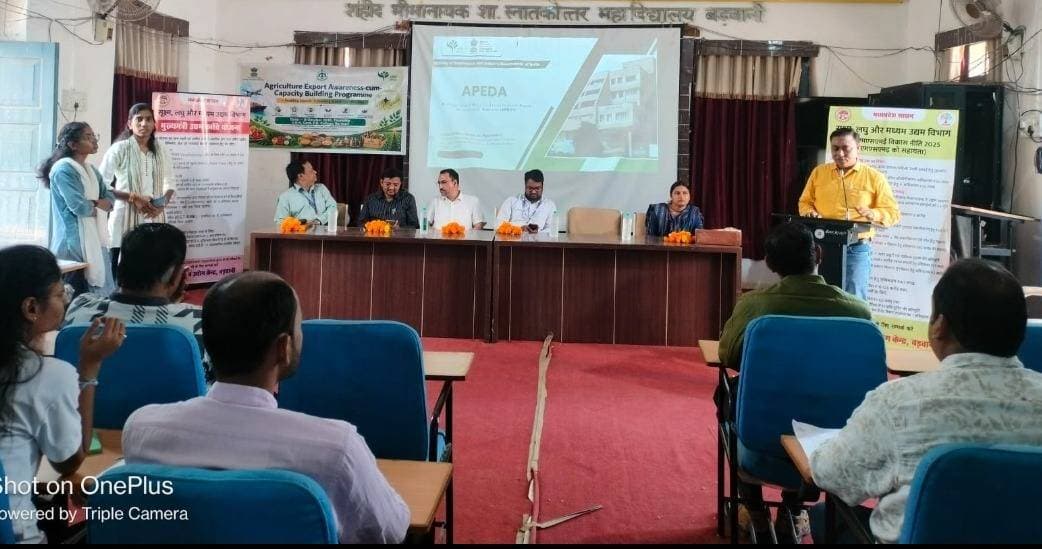 बड़वानी में कृषि क्षेत्र में उद्यम एवं आयात-निर्यात विषय पर एक दिवसीय कार्यशाला का आयोजन
बड़वानी 08 अक्टूबर 2026/ कृषि प्रसंस्कृत खाद्य उत्पाद निर्यात विकास प्राधिकरण एवं उद्यमिता विकास केंद्र मध्यप्रदेश (सेडमैप) के संयुक्त तत्वावधान में शहीद भीमा नायक शासकीय स्नातकोत्तर महाविद्यालय बड़वानी में कृषि क्षेत्र में उद्यम एवं आयात-निर्यात विषय पर एक दिवसीय कार्यशाला का आयोजन किया गया। सेडमैप के जिला समन्वयक श्री अरविन्द चौहान ने कार्यशाला आयोजन की संक्षिप्त जानकारी प्रदान करते हुये बताया कि कार्यशाला का मुख्य उद्देश्य स्थानीय किसानों, युवाओं और उद्यमियों को कृषि से समृद्धि की दिशा में अग्रसर करना तथा वैश्विक बाजार की संभावनाओं से जोड़ना वं प्रेरित करना रहा।
कार्यक्रम में विषय विशेषज्ञ एपीडा के श्री प्रशांत बसोड द्वारा कृषि क्षेत्र में उद्यमिता की असीम संभावनाओं, कृषि उत्पादों के मूल्य संवर्धन (वैल्यू एडिशन) तथा खाद्य प्रसंस्करण तकनीकों पर विस्तार से मार्गदर्शन दिया गया। इसके साथ ही प्रतिभागियों को कृषि उपजों के आयात-निर्यात की संपूर्ण प्रक्रिया, आवश्यक दस्तावेजीकरण, अंतर्राष्ट्रीय गुणवत्ता मानक तथा केंद्र व राज्य सरकार द्वारा संचालित निर्यात प्रोत्साहन योजनाओं की जानकारी प्रदान की गई।
एक जिला एक उत्पाद योजना के अंतर्गत एपिडा द्वारा अदरक उत्पादक, व्यापारियों एवं एफपीओ के लिए निर्यात गुणवत्ता मानक, अंतर्राष्ट्रीय बाजारों (विशेषकर खाड़ी देशों और यूरोपीय संघ) में उत्पाद निर्यात के लिए पेस्टिसाइड अवशेष का कड़ाई से पालन करना बताया। हॉर्टिकल्चर उत्पादों के प्रमाणन तथा सीधे खरीदार-विक्रेता सम्मेलनों से जुड़ने की प्रक्रिया के बारे में विस्तार से जानकारी दी गई ।
जिला उद्योग केन्द्र मे महाप्रबंधक श्री एसएल सोलंकी ने मुख्यमंत्री उद्यम क्रांति योजना व एमएसएमई को मध्यप्रदेश शासन द्वारा प्रदान कि जाने वाली सुविधाओं की जानकारी प्रदान की एवं अधिक से अधिक उद्यम स्थापित करने हेतु प्रेरित किया । नाबार्ड के जिला विकास अधिकारी श्री नवीन श्रीवास्तव ने अदरक का मूल्य संवर्धन, कच्चे अदरक के बजाय सोंठ, अदरक पाउडर, पेस्ट, तेल और फ्लेक्स तैयार करने पर जोर दिया। जिससे किसानों को स्थानीय स्तर पर 30 से 40 प्रतिशत तक अधिक लाभ मिल सके। उन्होने नाबार्ड द्वारा संचालित योजनाओं व एफपीओं व उद्यमियो को प्रदान की जाने वाली योजनाओं की विस्तृत जानकारी प्रदान की।
उद्यानिकी विभाग की वरिष्ठ उद्यान विकास अधिकारी श्रीमती संगीता मंडलोई, श्री प्रकाश चौहान ने प्रधानमंत्री सूक्ष्म खाद्य उद्यम योजना के बारे में जानकारी प्रदान की। कार्यक्रम के अंत में उपस्थित प्रतिभागियो द्वारा अपनी समस्याओं से अवगत करवाकर, एपीडा द्वारा दी गई जानकारियो को बहुत ही उपयोगी बताया व भविष्य में सहयोग की अपेक्षा की ।
इस अवसर पर क्षेत्र के प्रगतिशील कृषक, किसान उत्पादक संगठनों के सदस्य, कृषि आधारित उद्योगों से जुड़े स्थानीय उद्यमी तथा स्टार्टअप शुरू करने के इच्छुक युवाओं, जैविक खेती के विद्यार्थियो ने बड़ी संख्या में भाग लिया। कार्;क्रम का संचालन डॉ मधुसूदन चौबे एवं सहयोग केरियर सेल के सदस्यो द्वारा किया गया । कार्यक्रम के समन्वयक श्री अरविन्द चौहान ने उपस्थित सभी प्रतिभागियों का आभार व्यक्त किया ।