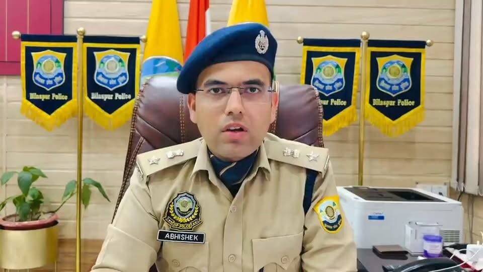 बिलासपुर पुलिस की स्पेशल डिटेक्शन टीम ने पकड़ी नशे की बड़ी खेप, *151.33 ग्राम चिट्टा/हेरोइन बरामद*
दिनांक 08.10.2026 को SDT बिलासपुर द्वारा धराडसानी फोरलेन सड़क पर नाकाबंदी के दौरान कार नंबर PB01F7422 को चेक किया गया। कार की तलाशी के दौरान उसमें सवार तीन व्यक्तियों से 151.33 ग्राम चिट्टा/हेरोइन बरामद की गई।
गिरफ्तार आरोपियों की पहचान:
1. जितेन्द्र सिंह पुत्र करज सिंह, निवासी न्यू कृपा नगर, नारायणगढ़, स्याटा, तहसील एवं जिला अमृतसर, पंजाब, उम्र 40 वर्ष।
2. जोवन जीत सिंह पुत्र हरदीप सिंह, निवासी न्यू कृपा नगर, नारायणगढ़, स्याटा, तहसील एवं जिला अमृतसर, पंजाब, उम्र 25 वर्ष।
3. गुरचंट सिंह पुत्र करज सिंह, निवासी न्यू कृपा नगर, नारायणगढ़, स्याटा, तहसील एवं जिला अमृतसर, पंजाब, उम्र 32 वर्ष।
इस संबंध में पुलिस थाना झण्डुता में मुकदमा संख्या 86/2026 दिनांक 08.10.2026, धारा 21 एवं 29 ND&PS Act के तहत मामला दर्ज किया गया है।
मामले की आगामी जांच जारी है। पुलिस द्वारा आरोपियों से बरामद नशे के स्रोत तथा इसके बैकवर्ड एवं फॉरवर्ड लिंक की गहनता से जांच की जा रही है, ताकि नशे की पूरी सप्लाई चेन का पता लगाकर इसमें शामिल अन्य व्यक्तियों के विरुद्ध भी कार्रवाई की जा सके।
बिलासपुर पुलिस नशे के कारोबार के विरुद्ध जीरो टॉलरेंस की नीति के तहत लगातार प्रभावी कार्रवाई कर रही है।