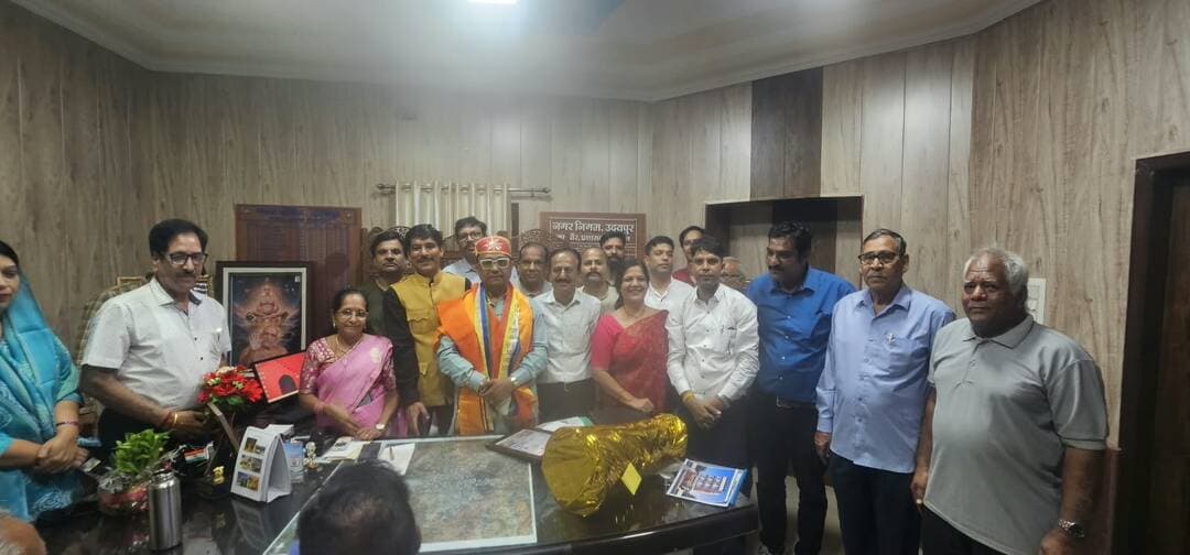 वीरवाल जैन समाज सेवा संस्थान ने नवनिर्वाचित महापौर पारस सिंघवी का किया स्वागत एवं अभिनंदन
@followers @top fans News 24 Udaipur
<nis:link nis:type=tag nis:id=udaipur nis:value=udaipur nis:enabled=true nis:link/> <nis:link nis:type=tag nis:id=nonflower nis:value=nonflower nis:enabled=true nis:link/> <nis:link nis:type=tag nis:id=viralpost nis:value=viralpost nis:enabled=true nis:link/> <nis:link nis:type=tag nis:id=welcome nis:value=welcome nis:enabled=true nis:link/>
उदयपुर, 8 अक्टूबर। श्री वीरवाल जैन समाज सेवा संस्थान की ओर से नवनिर्वाचित उदयपुर नगर निगम महापौर पारस सिंघवी का नगर निगम में पहुंचकर समाजबंधुओं की उपस्थिति में स्वागत एवं अभिनंदन किया गया।
इस अवसर पर संस्थान के अध्यक्ष भूपेंद्र कुमार वीरवाल ने महापौर पारस सिंघवी को शुभकामनाएं देते हुए समाज की विभिन्न सामाजिक एवं शैक्षणिक गतिविधियों से अवगत कराया। उन्होंने बताया कि संस्थान द्वारा उदयपुर में उच्च शिक्षा के लिए अन्य जिलों से आने वाले विद्यार्थियों को निःशुल्क आवासीय सुविधा उपलब्ध कराने की दिशा में कार्य किया जा रहा है। साथ ही भविष्य में कन्या छात्रावास निर्माण की भी योजना है, जिसके माध्यम से समाज की बालिकाओं को सुरक्षित एवं सुविधाजनक आवास उपलब्ध कराकर उनकी उच्च शिक्षा को प्रोत्साहित किया जाएगा।
अध्यक्ष भूपेंद्र कुमार वीरवाल ने बताया कि संस्थान सामाजिक सेवा, शिक्षा एवं समाज के उत्थान के लिए निरंतर कार्य कर रहा है तथा आने वाले समय में इन गतिविधियों को और व्यापक रूप दिया जाएगा।
इस अवसर पर संस्थान के मार्गदर्शक मंडल के दौलतराम दायमा एवं गोविंदराम चौहान, महामंत्री लक्ष्मीनारायण चौहान, राष्ट्रीय जैन कांफ्रेंस के पदाधिकारी लक्ष्मीलाल वीरवाल, कोषाध्यक्ष हितेश वीरवाल, रामसुख, तनसुख, अशोक वीरवाल, दिलखुश बंसीवाल, डॉ. विष्णु बंसीवाल, देवीलाल वीरवाल, राहुल वीरवाल, गीतेश, मनीष, अर्जुन बंसीवाल, संजय वीरवाल सहित समाज के अनेक गणमान्यजन उपस्थित रहे। समाज की मातृशक्ति की ओर से शारदा बंसीवाल, सूरज एवं जया वीरवाल सहित अन्य महिलाओं ने भी उपस्थित होकर अभिनंदन किया।
महापौर पारस सिंघवी ने वीरवाल जैन समाज सेवा संस्थान द्वारा किए जा रहे सामाजिक एवं शैक्षणिक कार्यों की सराहना करते हुए सभी समाजबंधुओं का आभार व्यक्त किया तथा समाज के विकास एवं जनसेवा के कार्यों में हरसंभव सहयोग का विश्वास दिलाया।