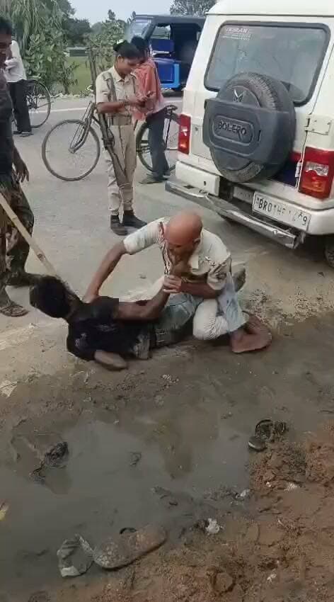 समस्तीपुर के मोहिउद्दीन नगर बाजार से पुलिस और एक युवक के बीच हाथापाई का वीडियो तेजी से वायरल हो रहा है।